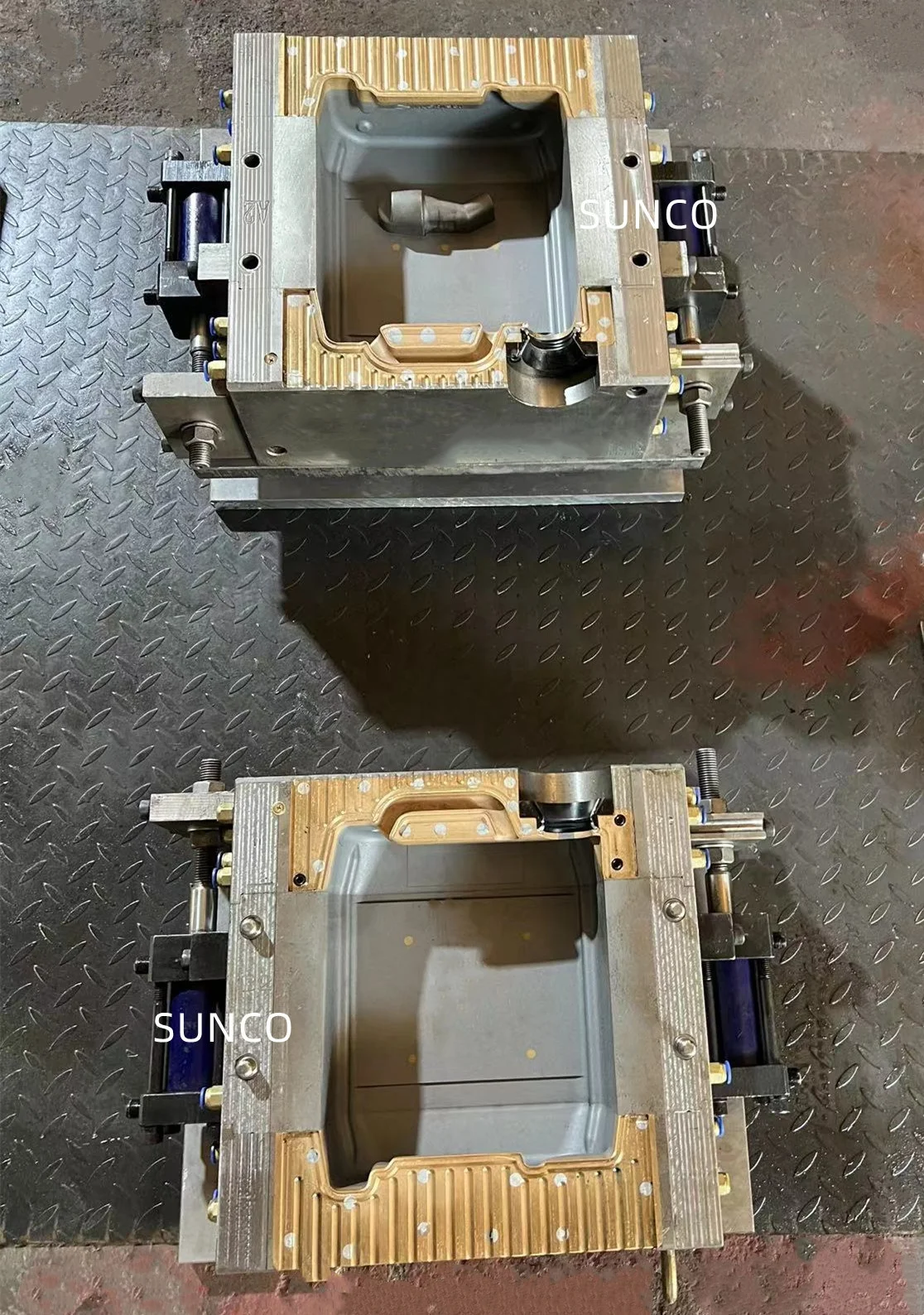 Extrusion Blow Molding Machine  Extrusion Die Mold Extrusion Blow Molding 4 Cavity