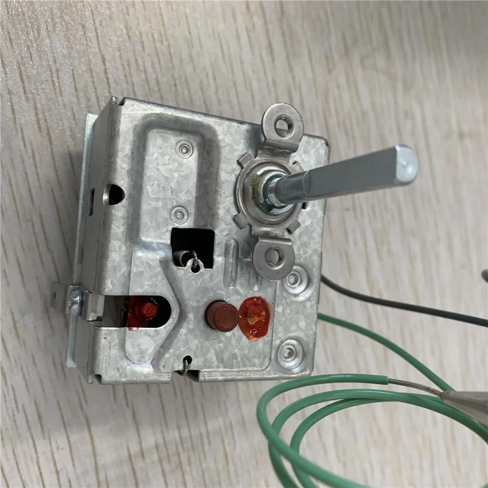 liquid expansion type thermostat