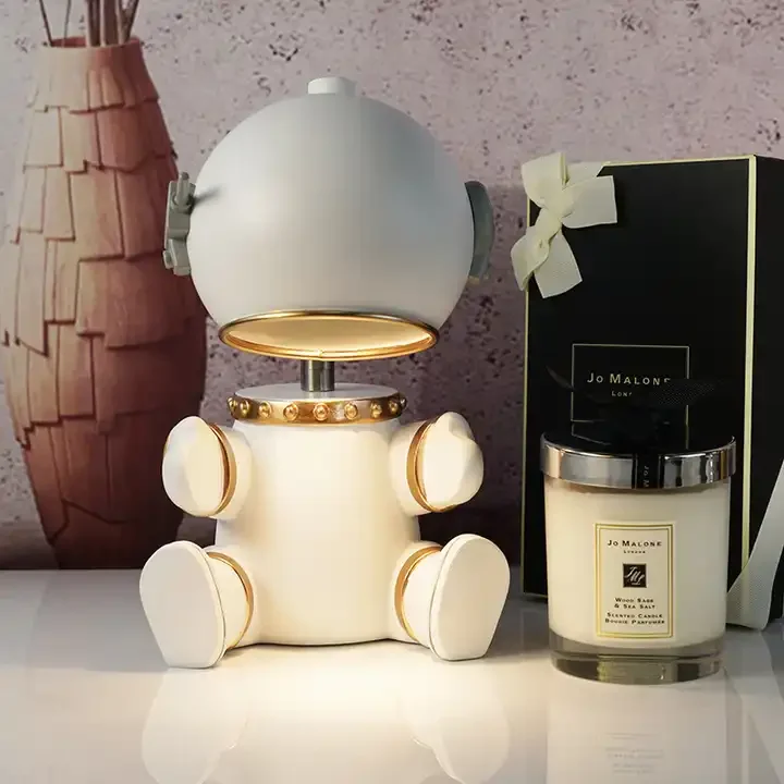 Unique Robot Melting Fragrance Melting Wax Lamp New Product Candle Warmer Lamp Astronaut Candle Warmer Lamp With Timer