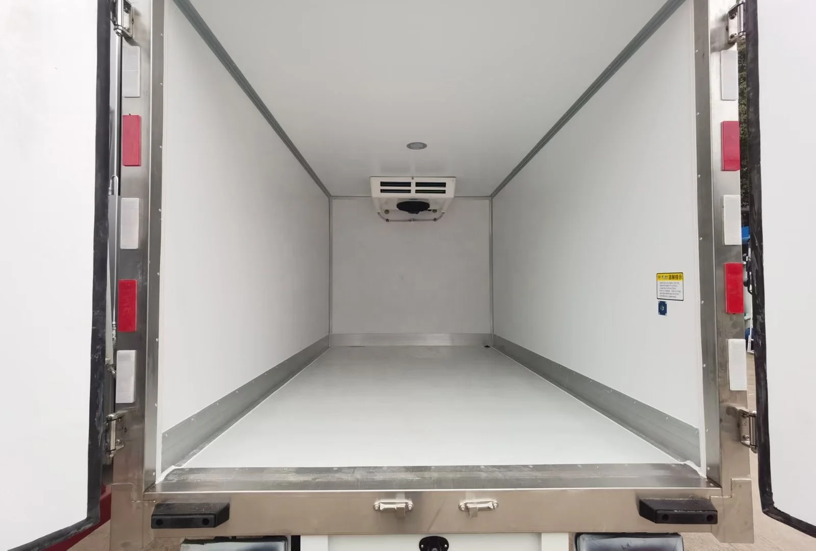 FOTON 4X2 1.5Ton  refrigerated truck freezer truck mini  box refrigerate truck for sale