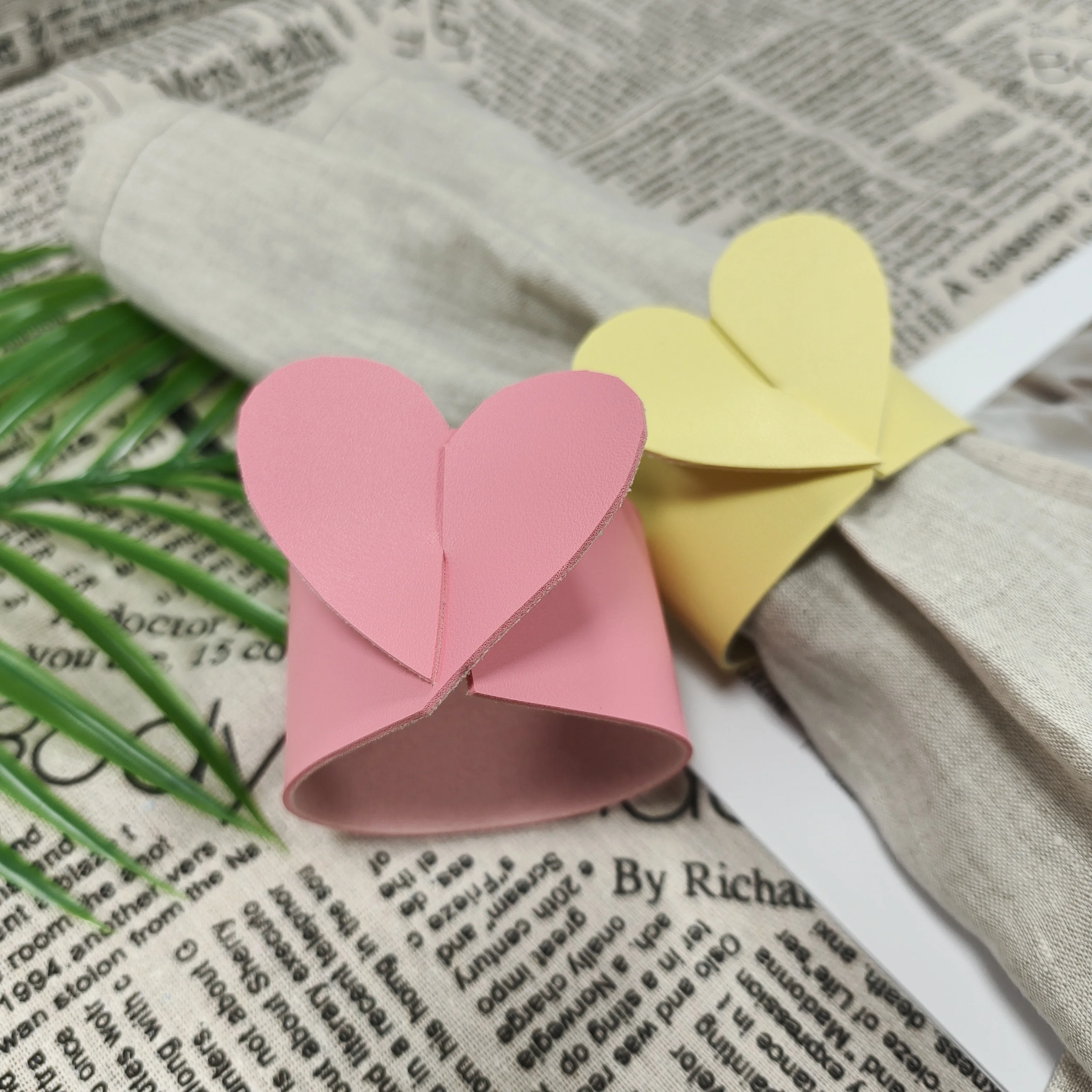 Customized Creative Design Heart Shape Wedding Birthdays Hotel Faux Leather Napkin Ring Clip