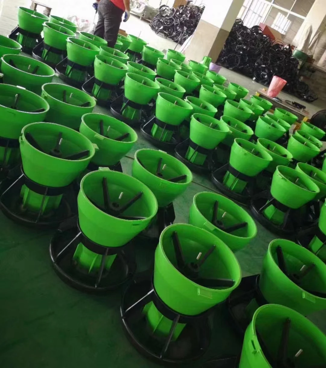 High quality used to feed baby pigs capacity 5 KG automatic  plastic pig farm equipment piglet pig feed trough feeder