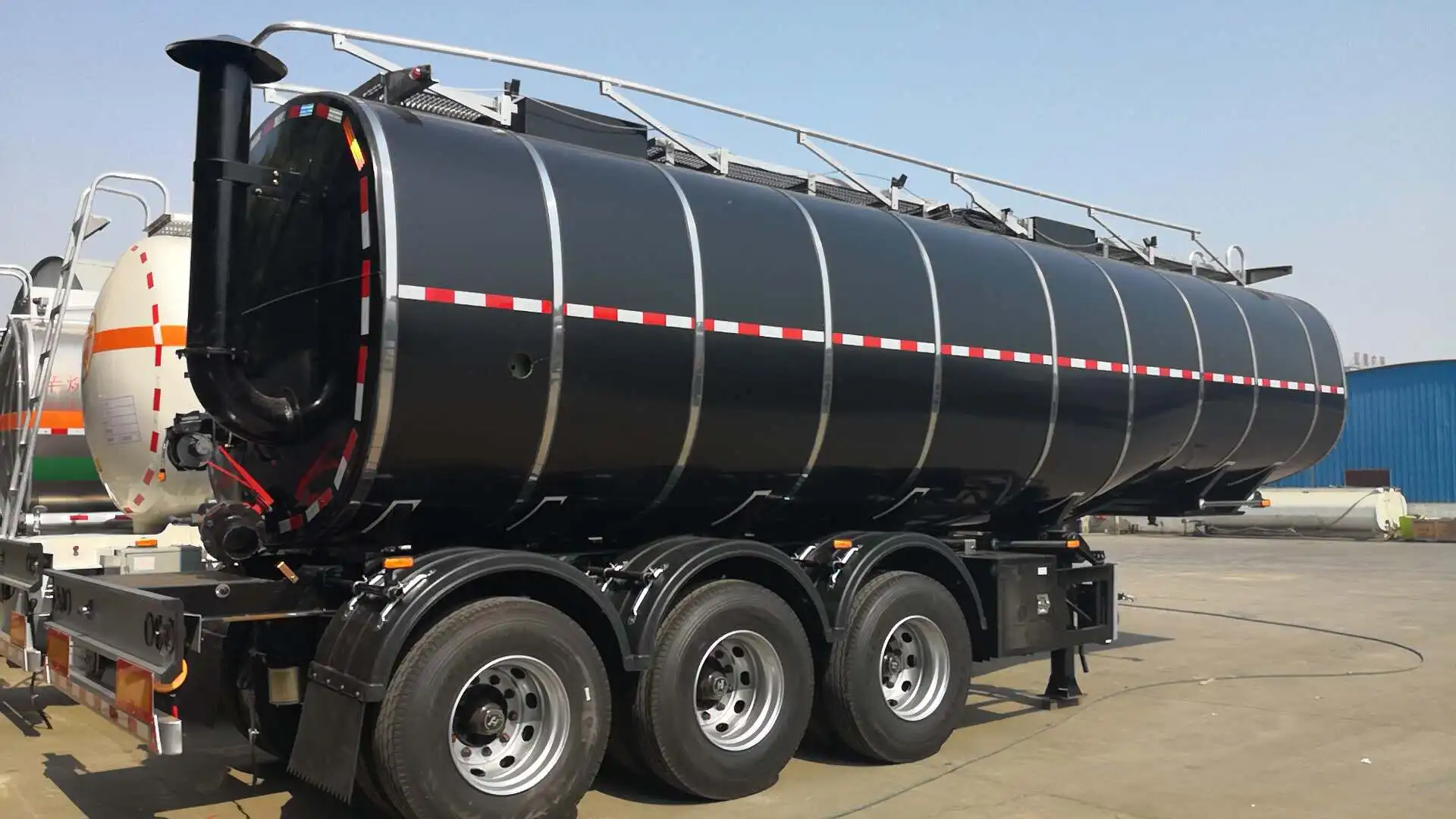 Sinoroader 3 оси с подогревом битум транспортировки утепленная танкеры
