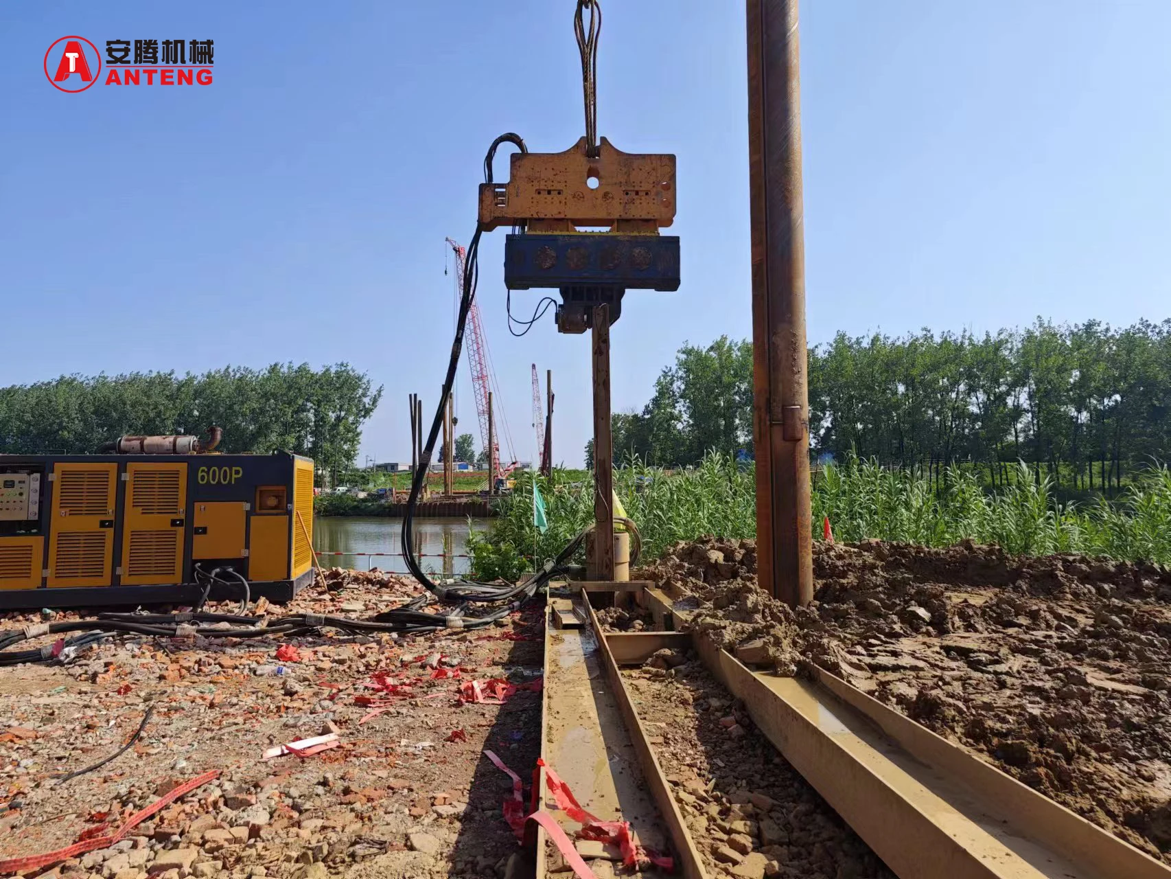 28 kgm Crane Suspended Type Hydraulic Vibro Piling Hammer with single clamp