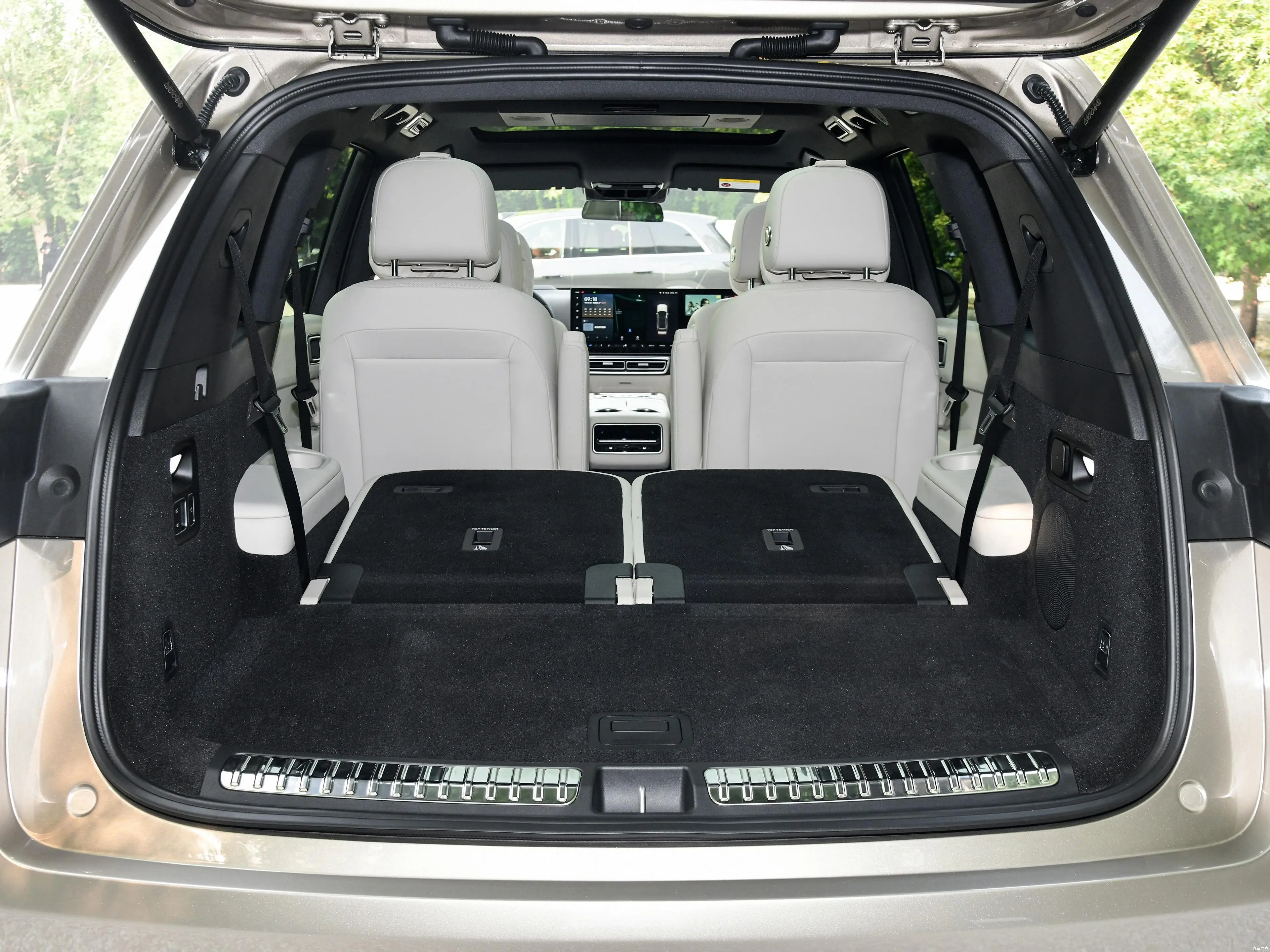Lixiang L8 2023 SUV Electric 4WD with Solar Features New Energy Vehicle Hybrid Fuel Available for Sale