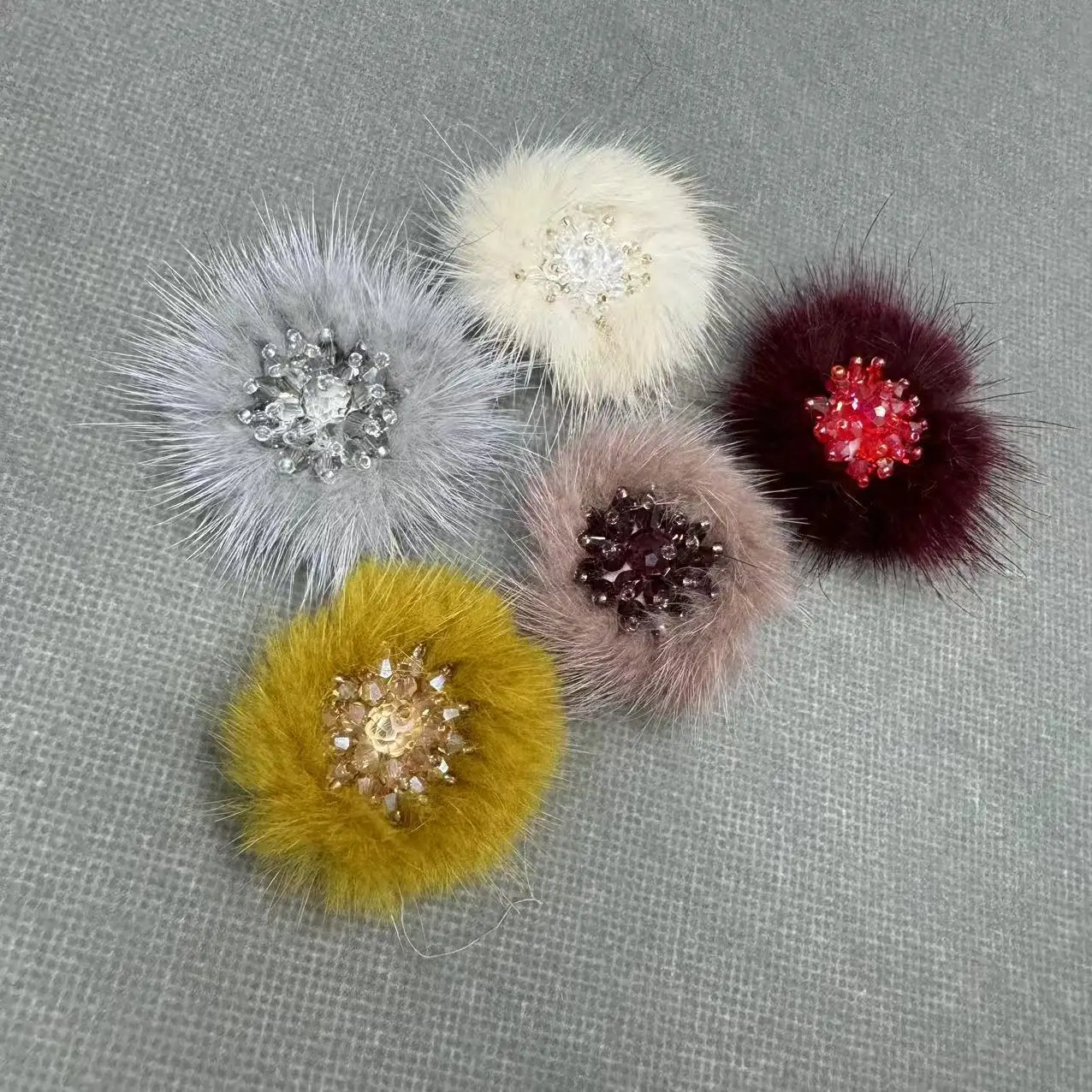 Женская брошь с бусинами