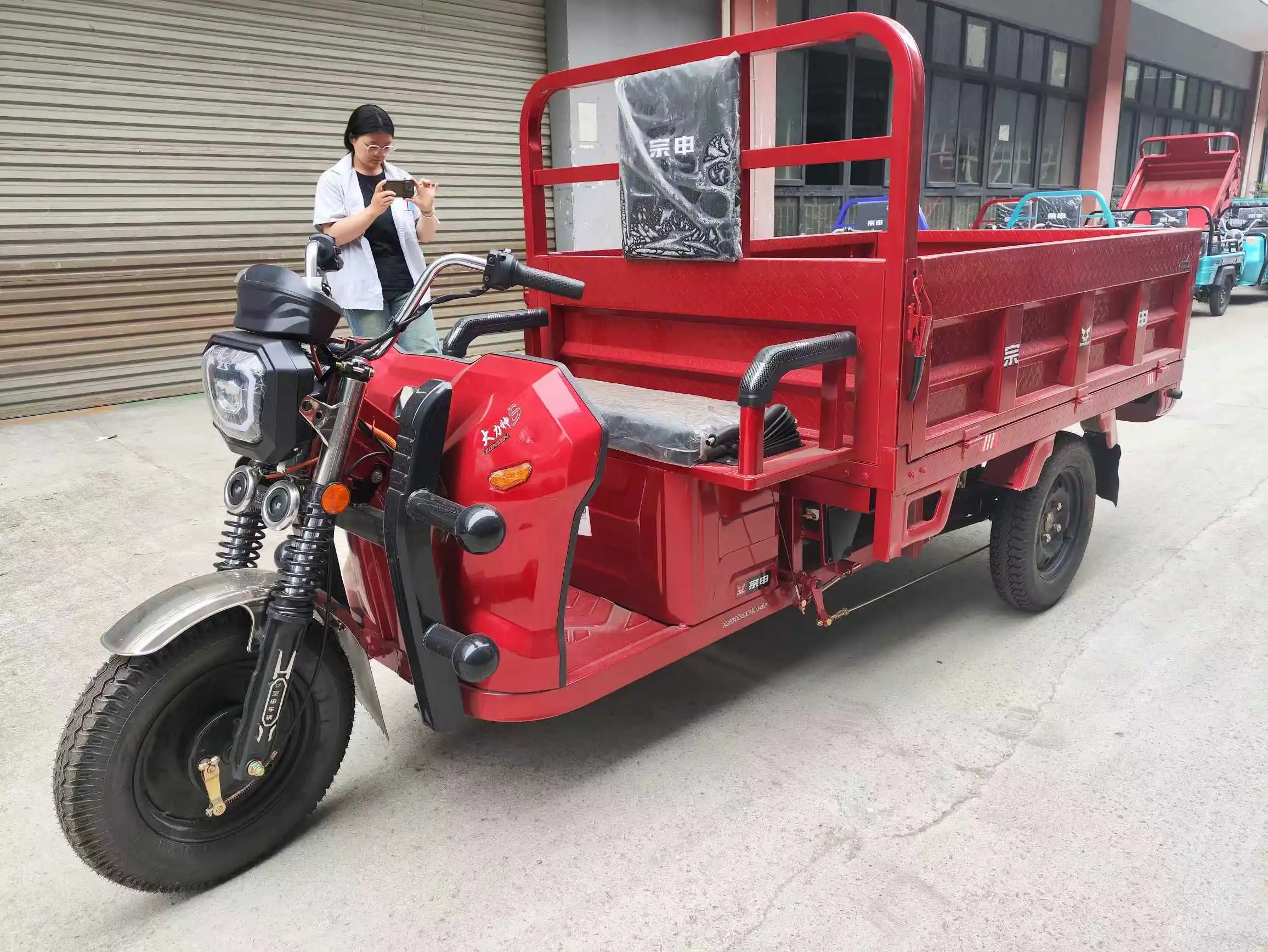 60V-72V 80A 1500W 51km/h 600kg Load Capacity 1800*1210*320mm Cargo Box Cheap Electric Tricycle Price Rickshaw