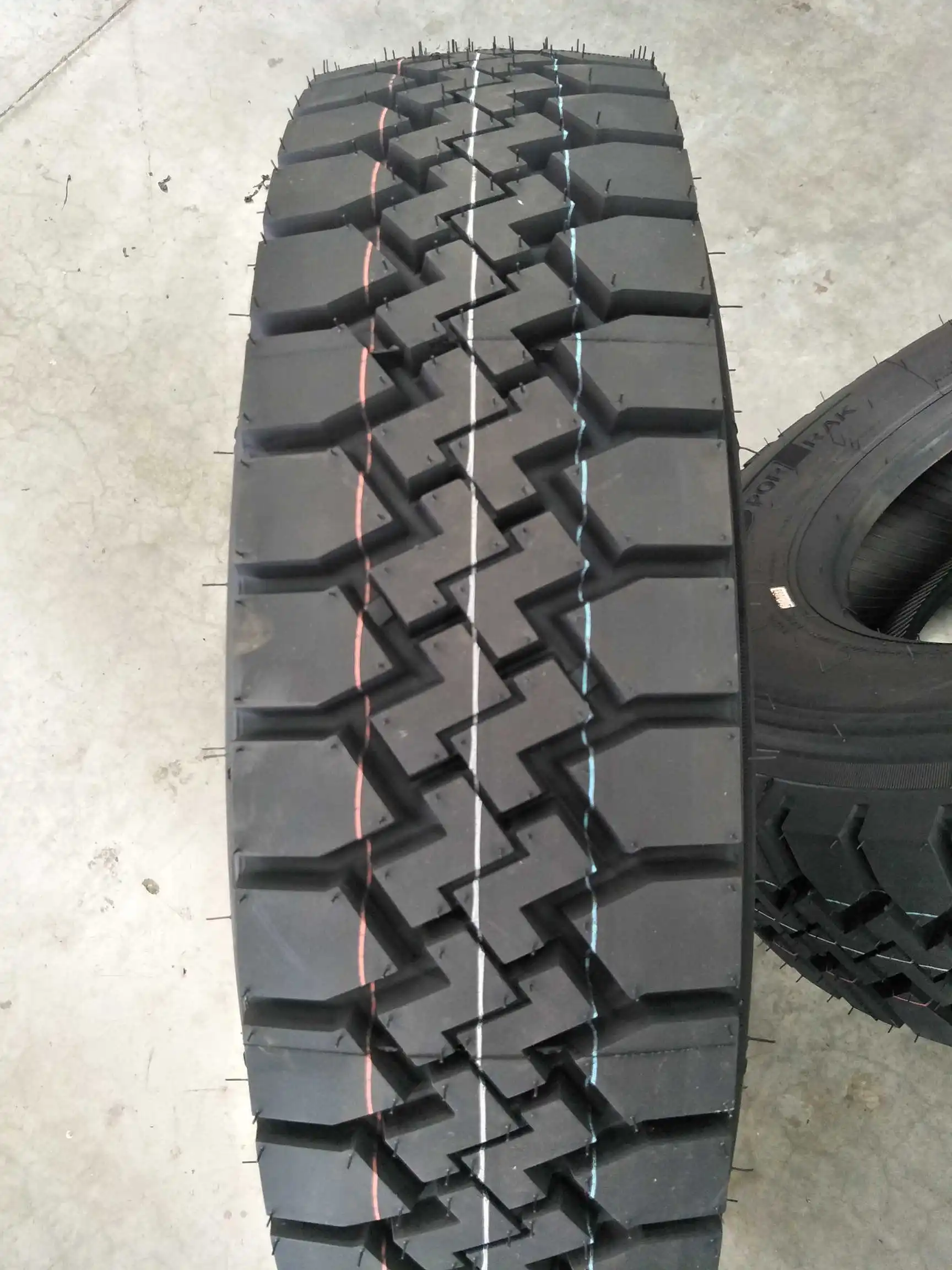 MINI TRUCK TIRES/LIGHT TRUCK TIRES/car truck TYRES 9.5R17.5 700R16 750R16 825R16 825R20 8.5R17.5 SPORTRAK brand