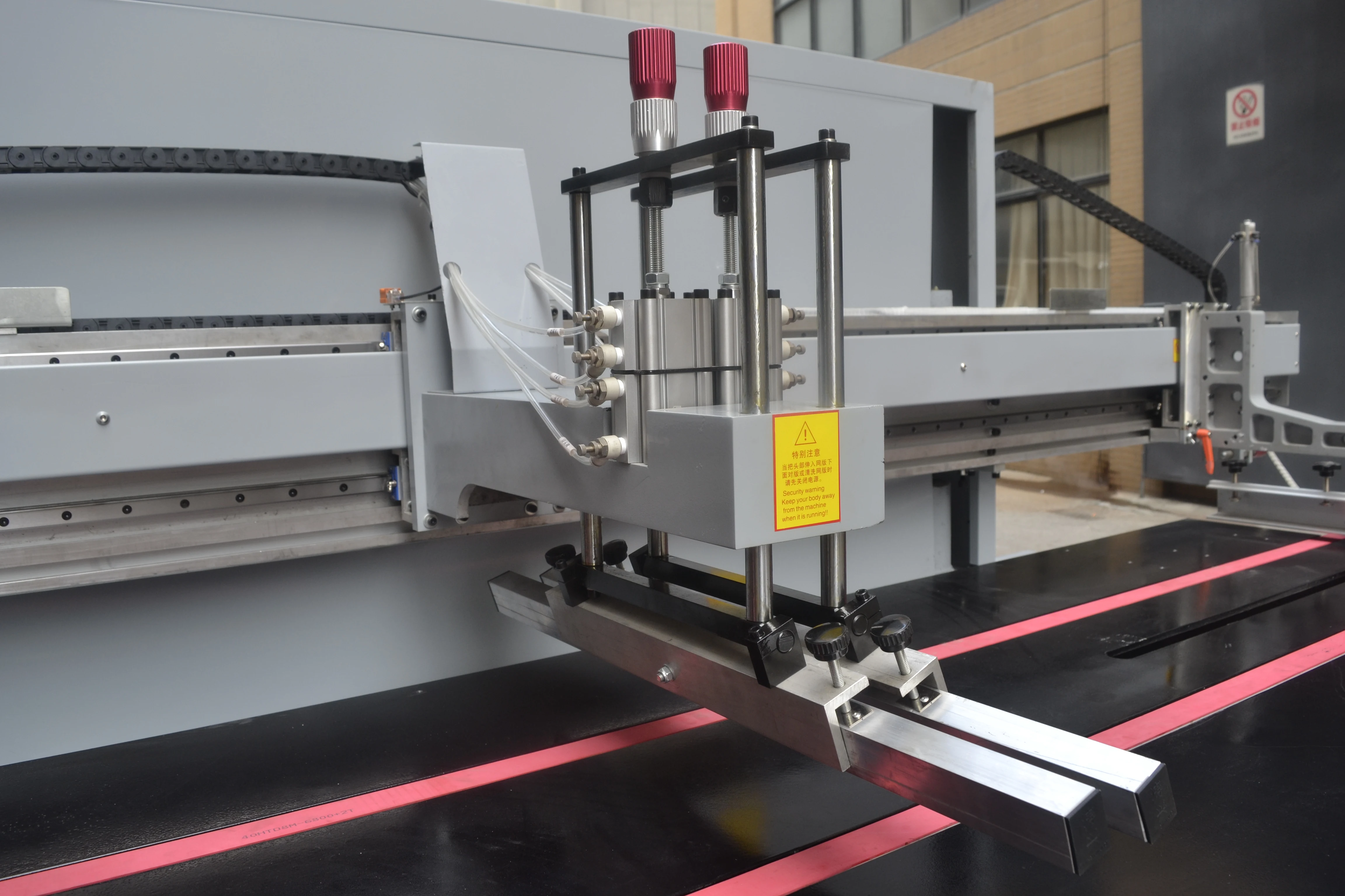 Наклейка табличка трафаретная печатная машина производитель