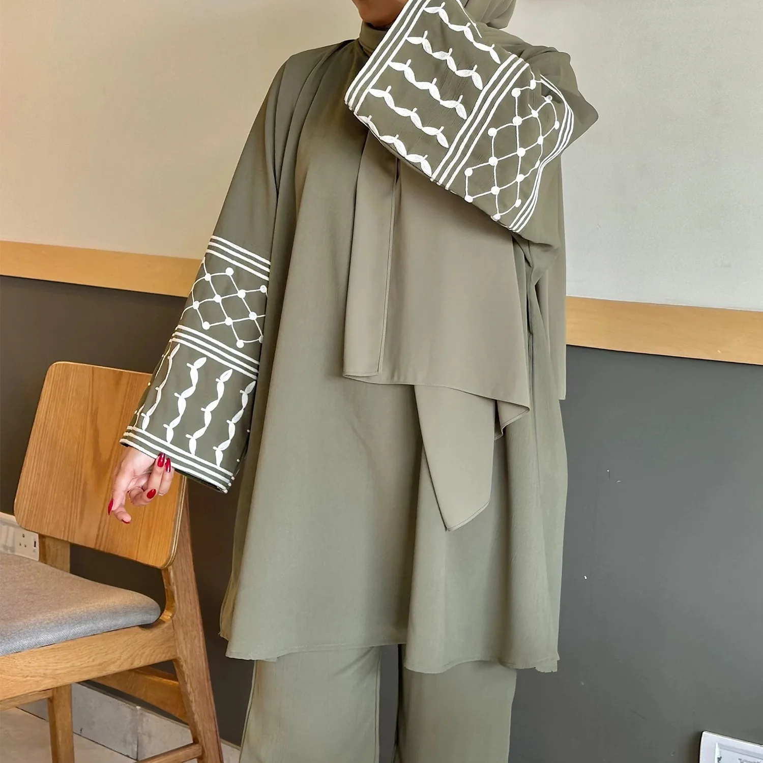 2025 Abaya Manufacturer Wrinkle Soft Crepe Embroidery Design 2 Piece Abaya Set Ramadan Dubai Abaya Islamic Clothing Women