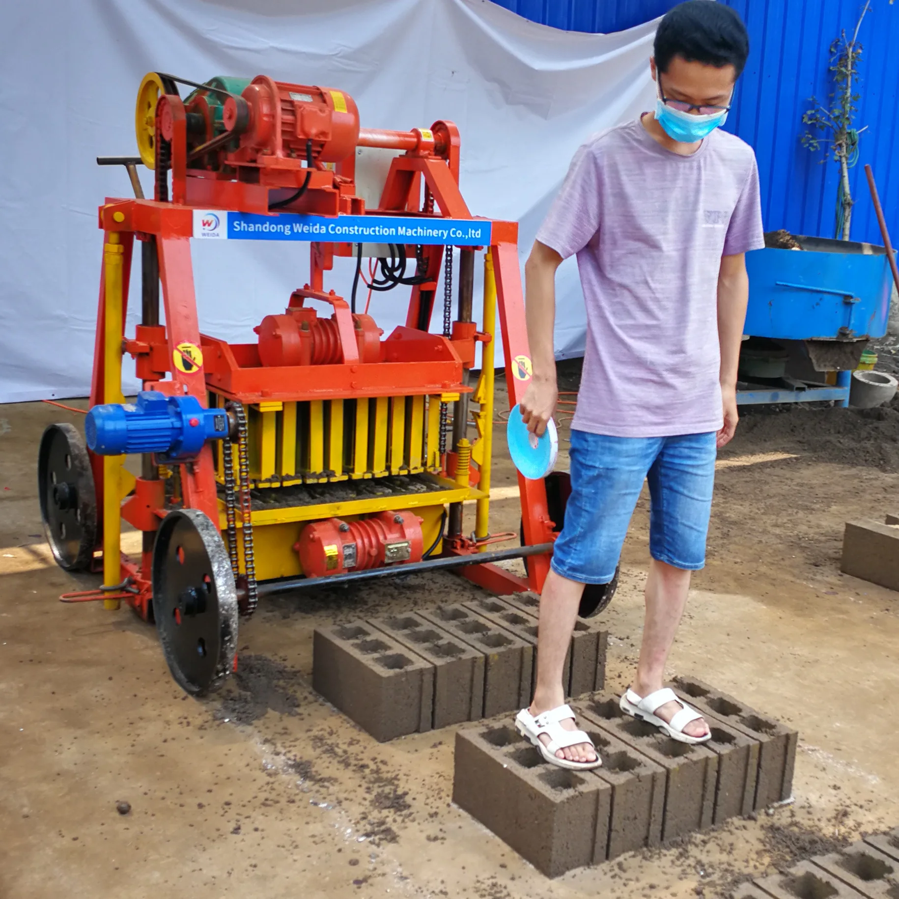china big wheels Qtj4-40 mobile hydraulic interlocking paver brick maker automatic hollow block cement making machine automatic