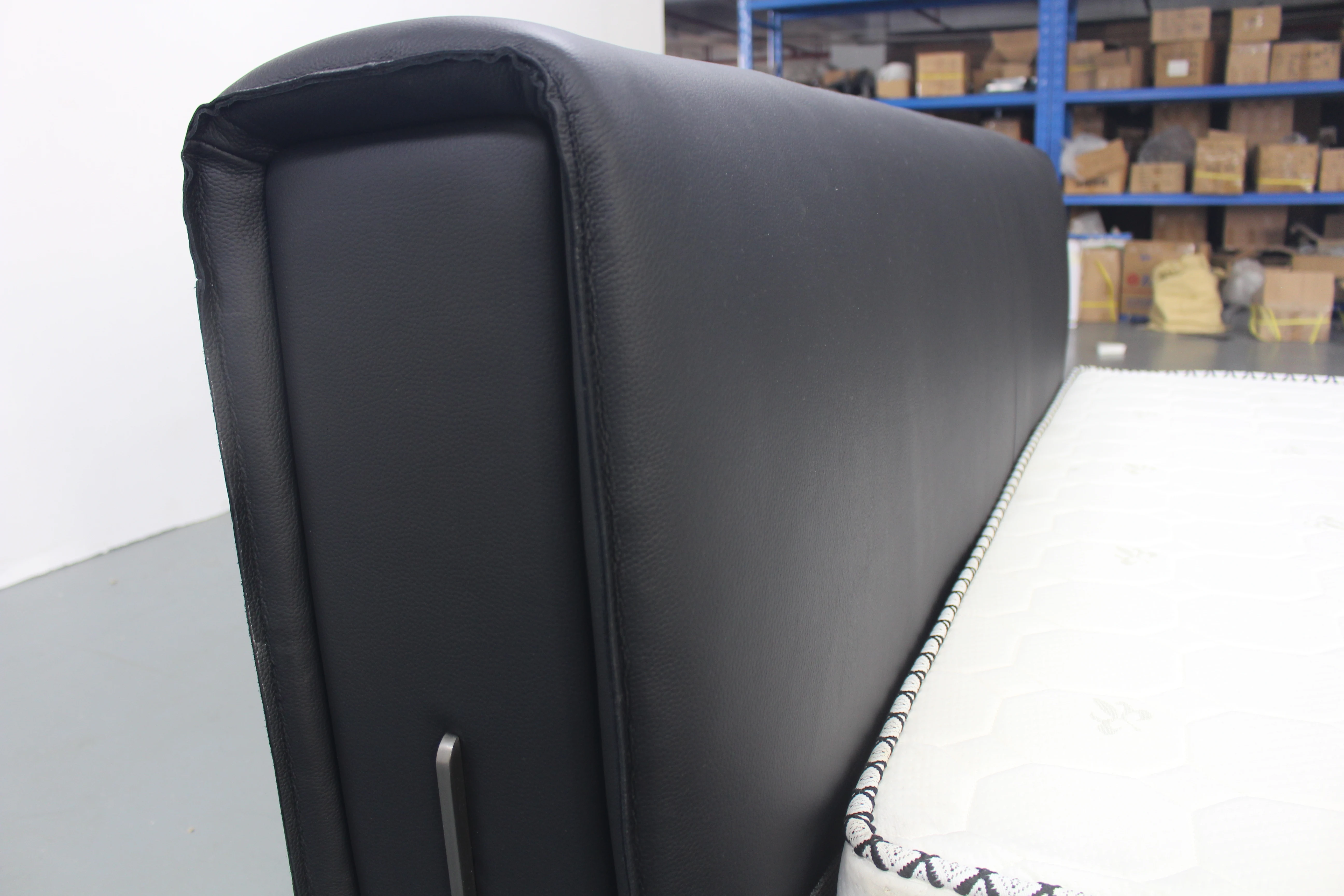 China Factory Italian Style Customized Double Queen King Size Black PU Real Leather Wooden Bed