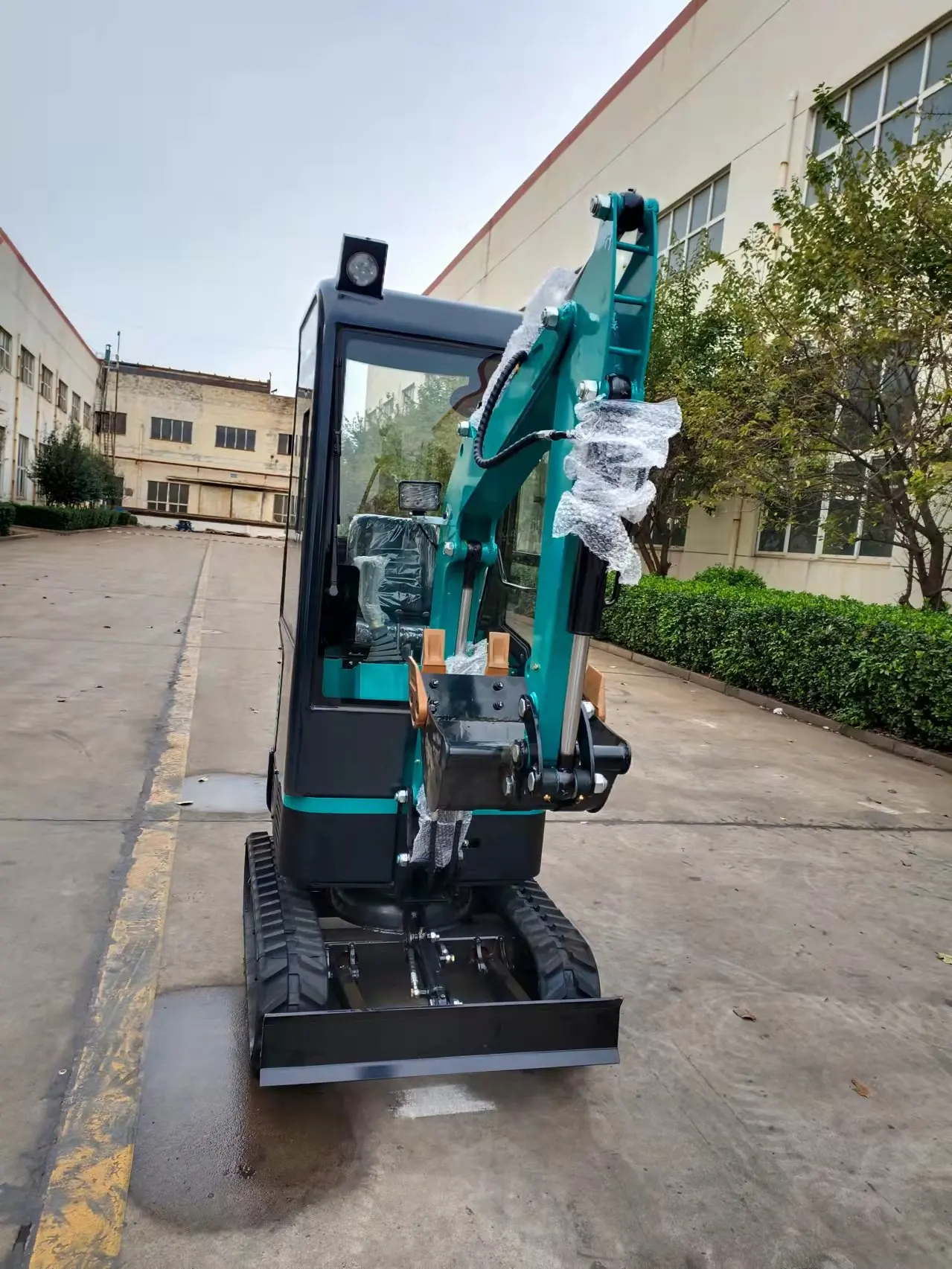 Simple Operating 1.2 ton Crawler Digging Machine Japan Engine Mini Excavator Micro Trencher Micro Excavator