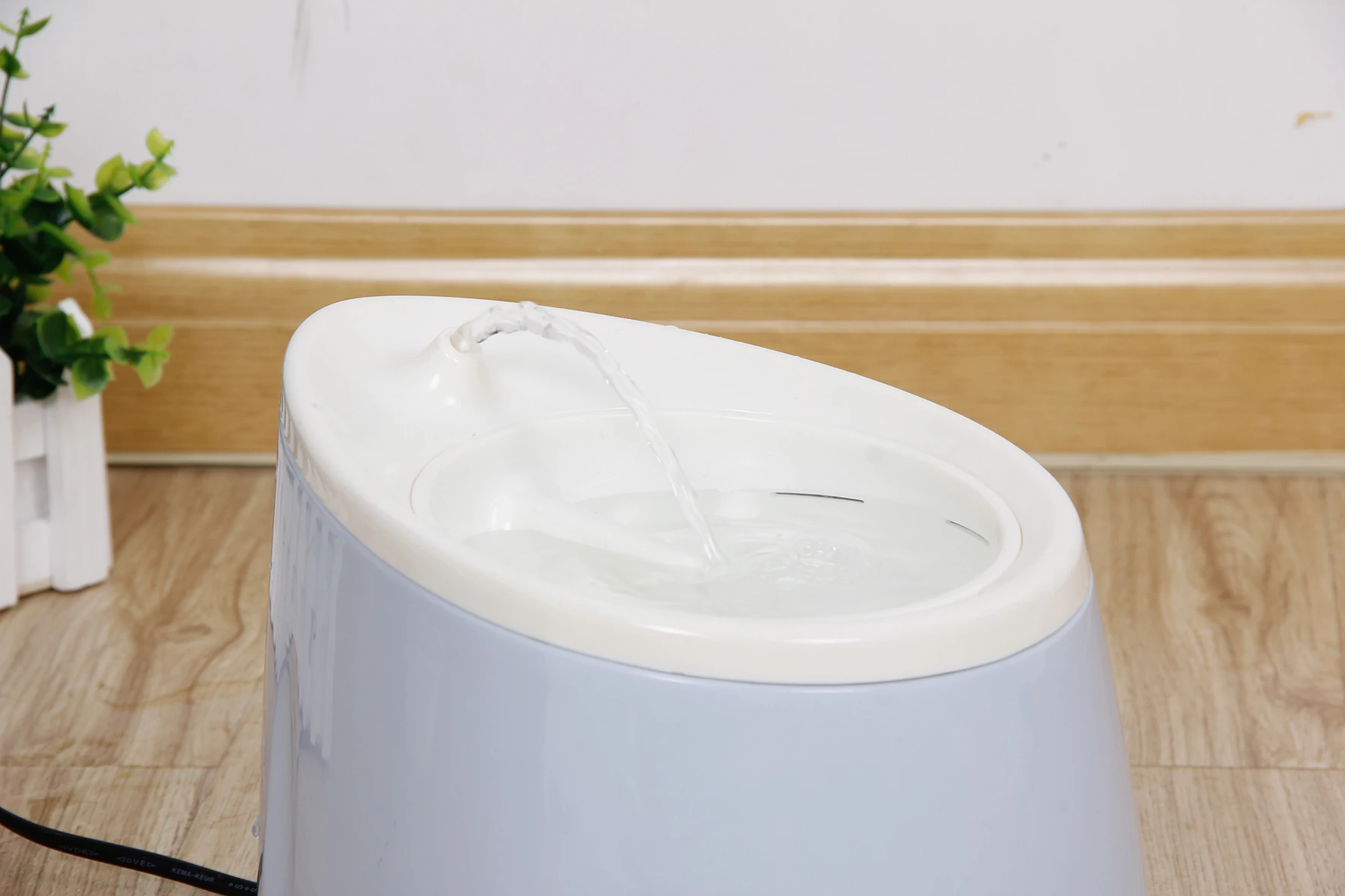  Модный автоматический питьевой фонтан для домашних животных на батарейках