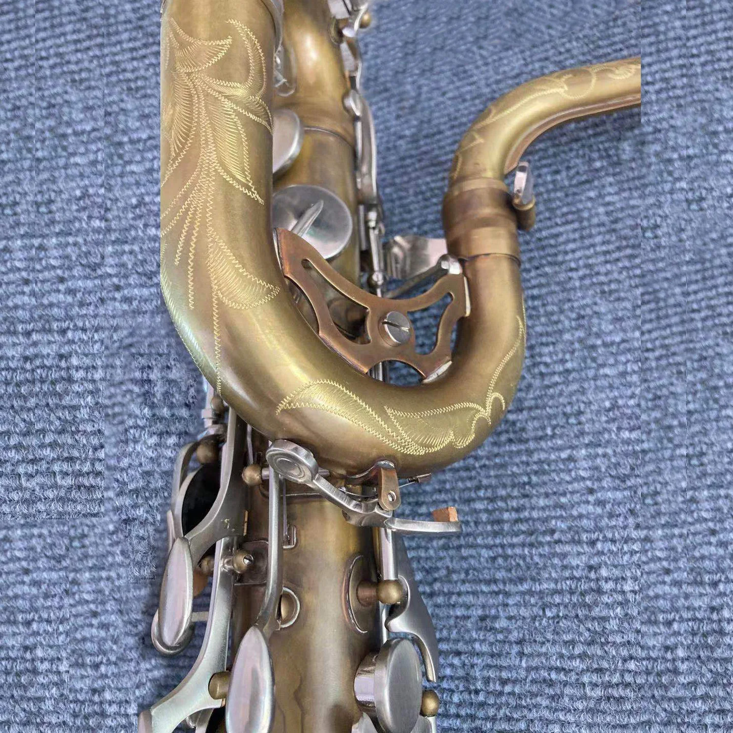 Manufacture production OEM and ODM design high standard bariton saxophone with beautiful flower