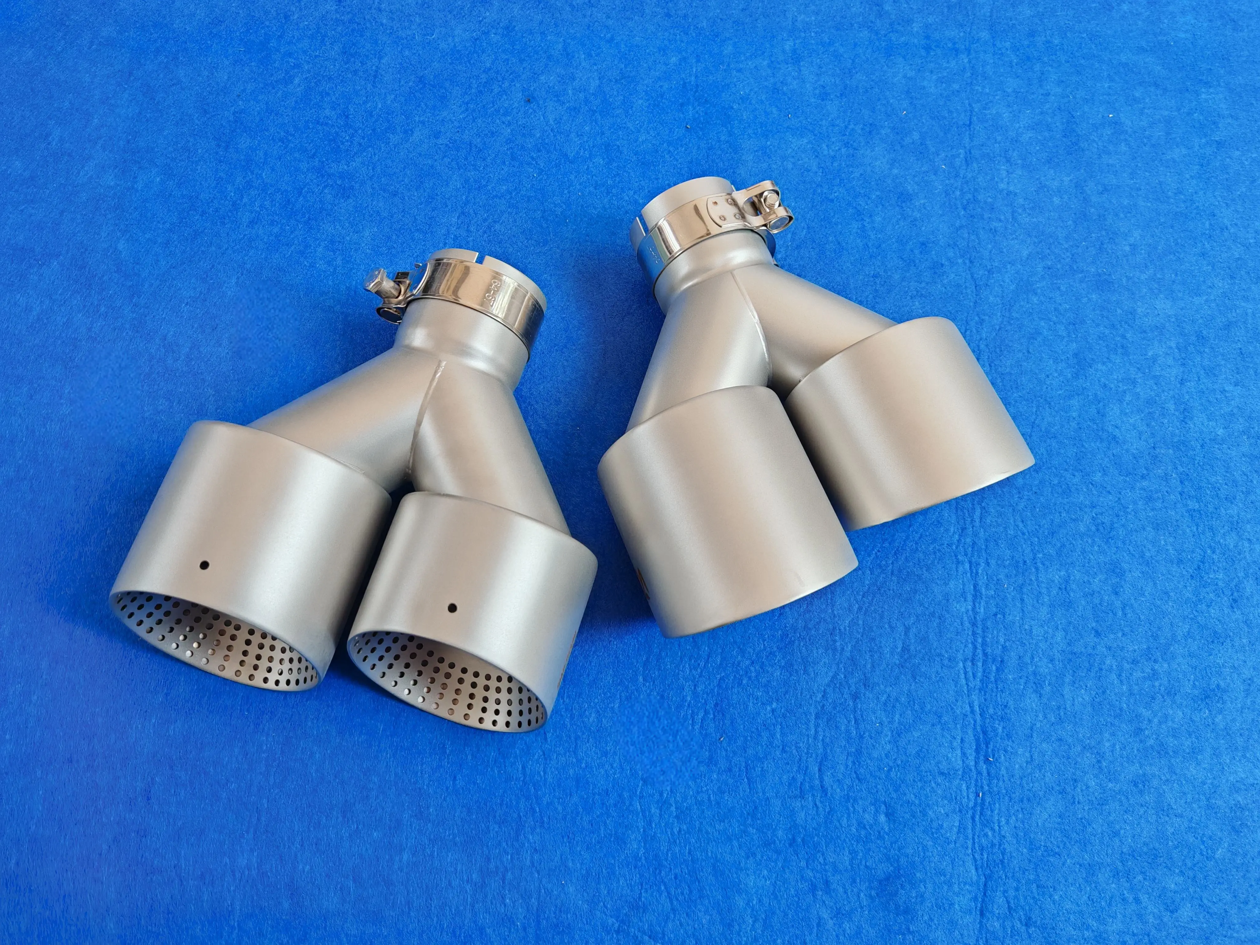 High Quality China Factory Direct Sales Dual Outlet Car Tail Throat Muffler Frosted Tips With Ak Logo For Bmw