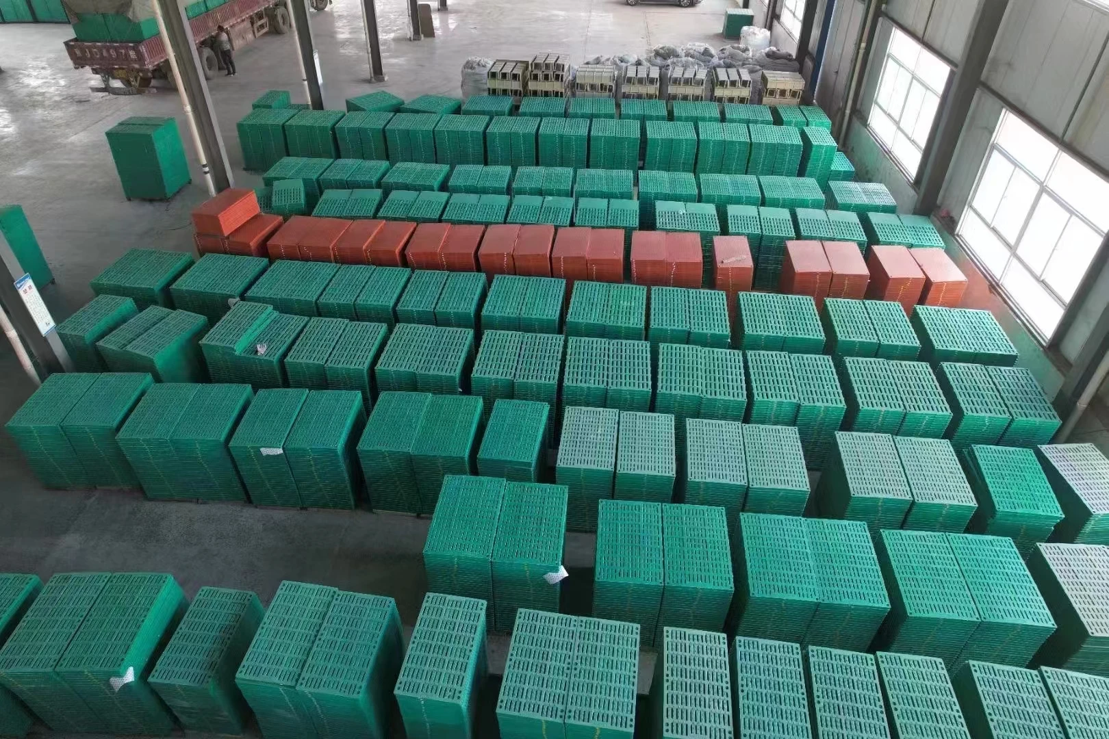 Hot selling 1.1 * 0.45 m pig manure leakage board livestock and poultry breeding plastic strip board floor