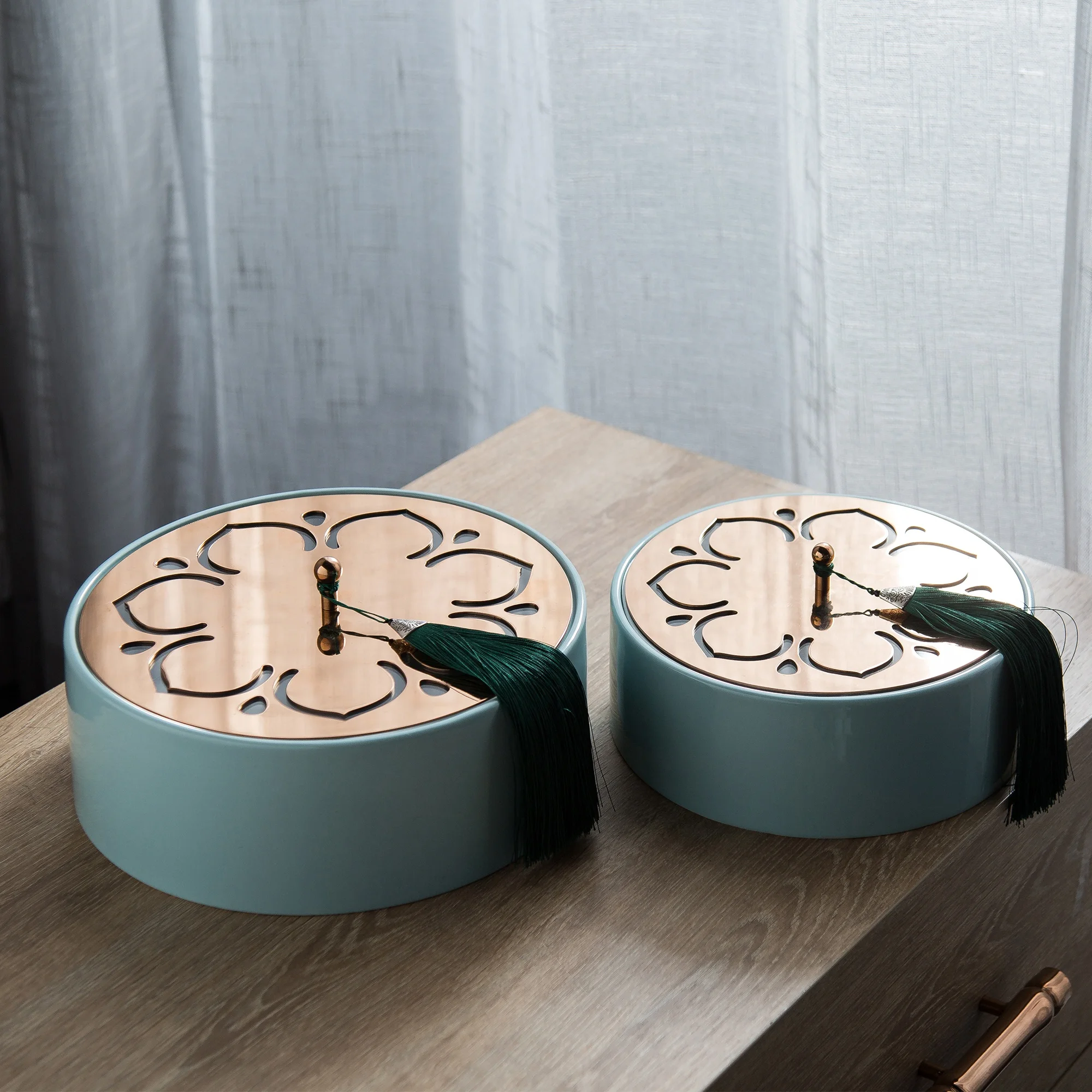 Ceramic round box golden iron lotus lid luxury service storage box for home decor