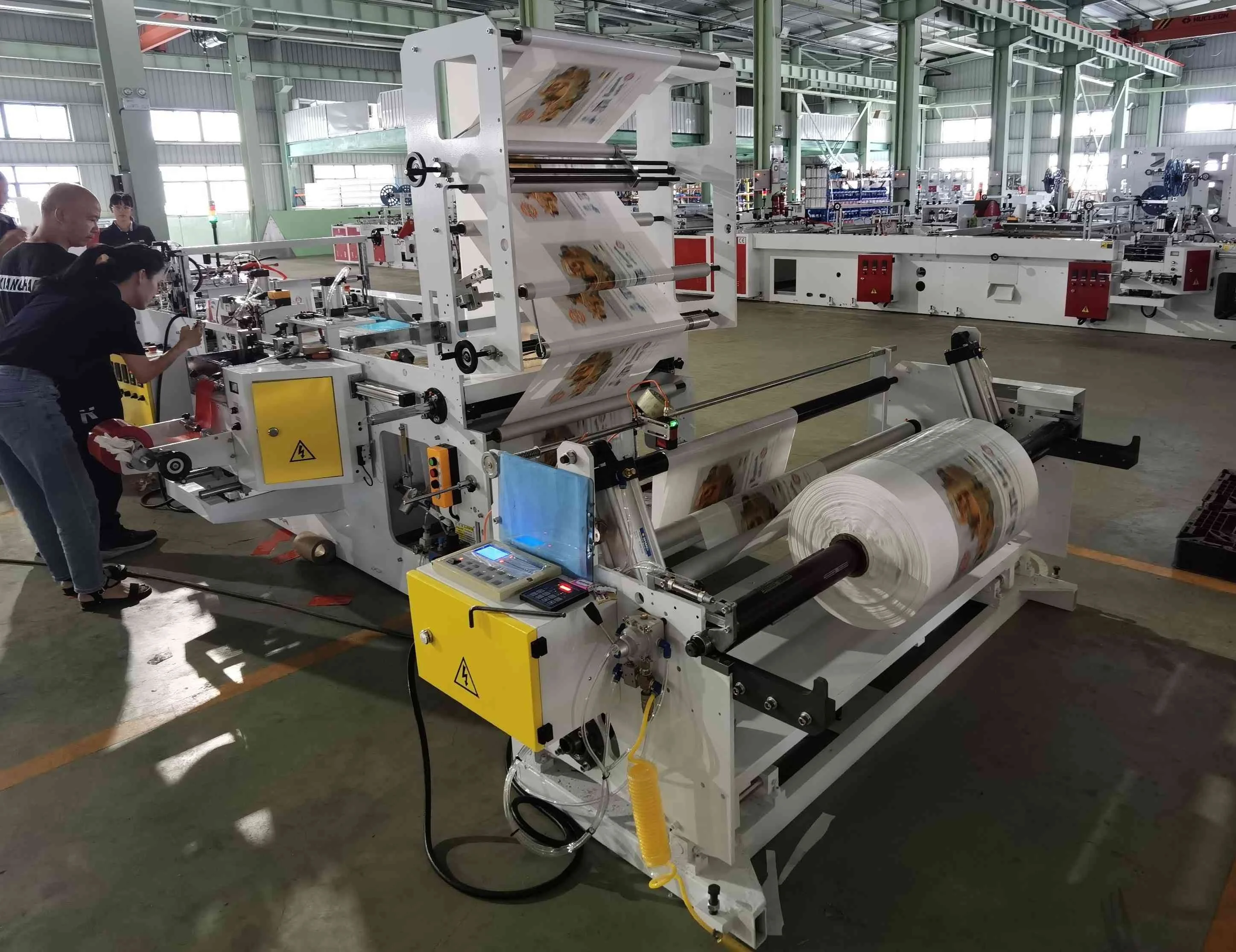 Высококачественная машина для производства пластиковых пакетов с различными боковыми уплотнениями и мягкими ручками