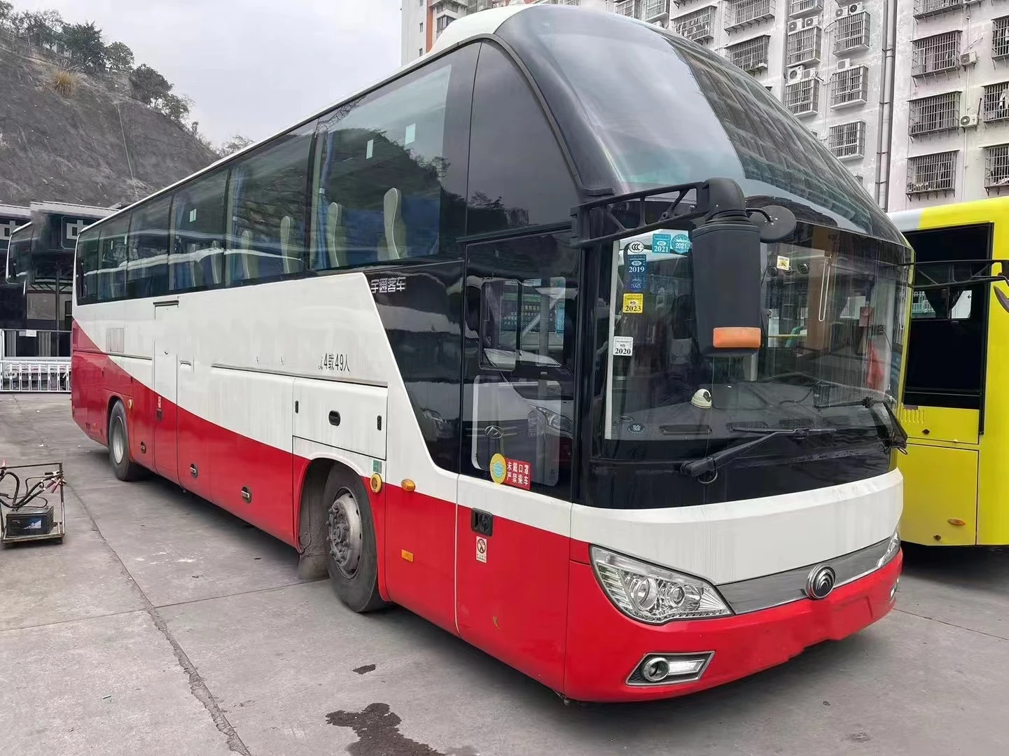 Подержанный автобусный дилер 2017 49 сидений Euro 5 Yutong Zk6122 подвеска подушки безопасности пассажирский автобус