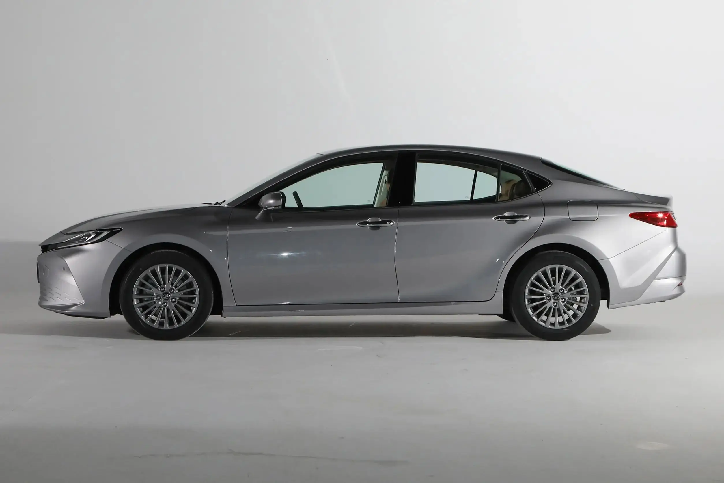 Camrys японские автомобили 2024 новейший стиль 2.5L 185PS L4 масляный электрический гибридный автомобиль camrys 2.0L 173PS