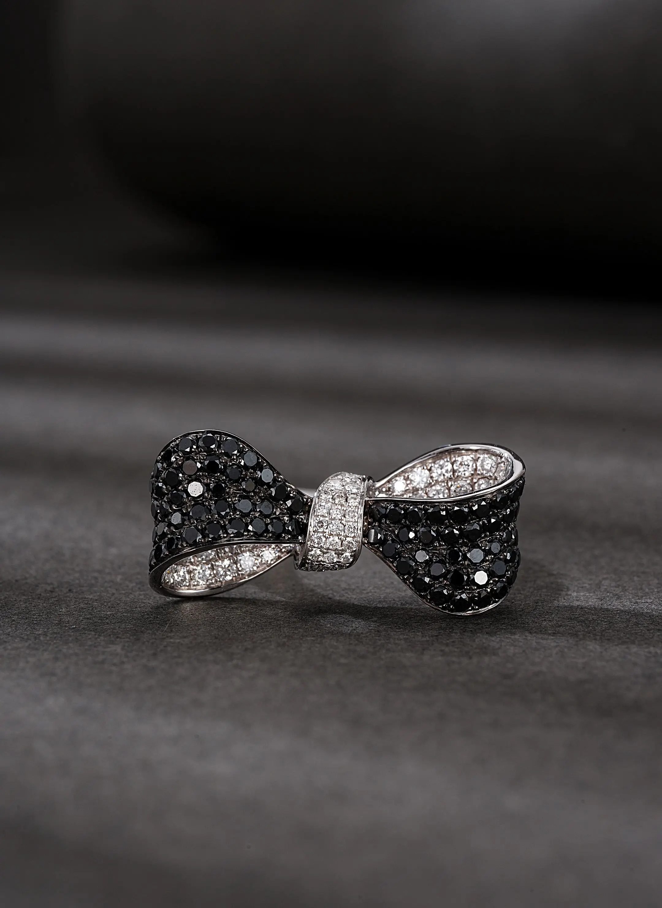 18K black diamond bow ring with ring mouth 15-17 (adjustable)