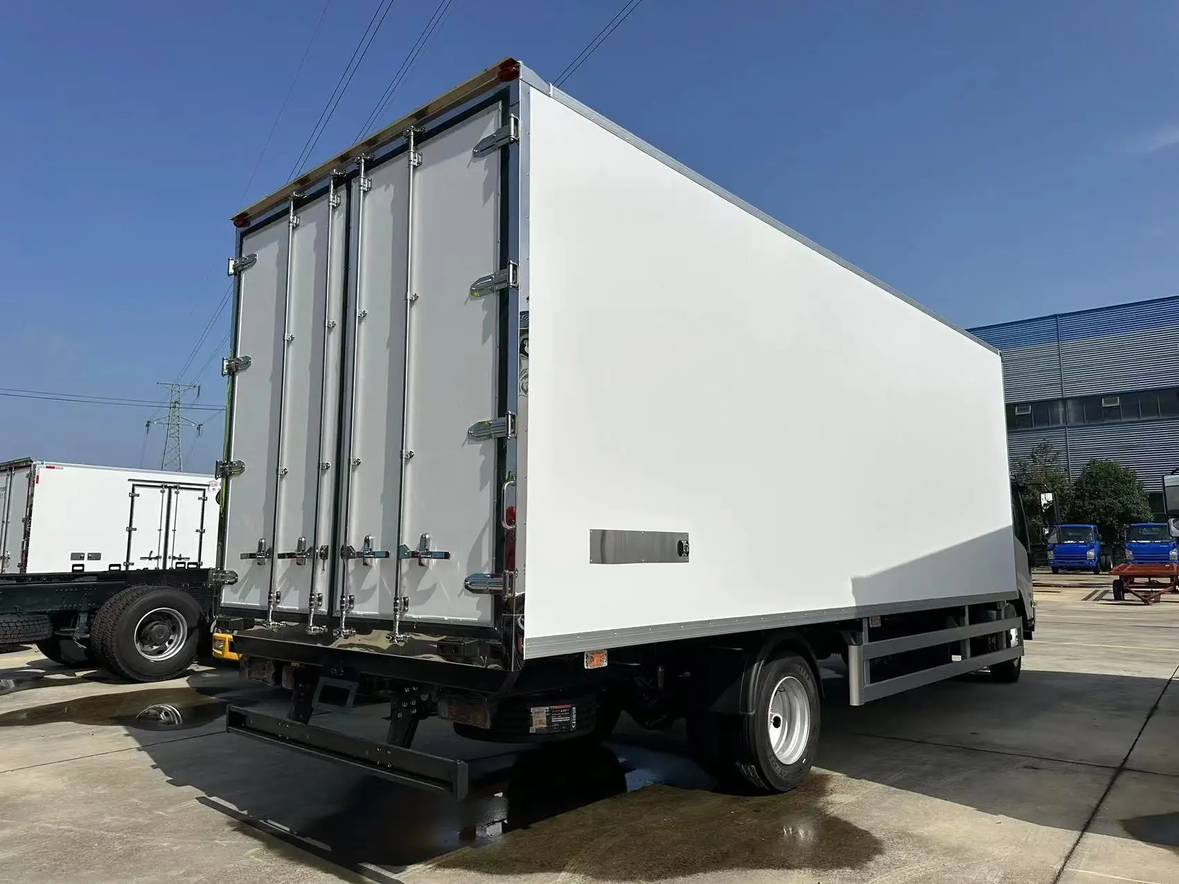 Factory hot sale isuzu 8 tons refrigerated truck diesel 4*2 refrigerator truck with hot King cooling system on sale