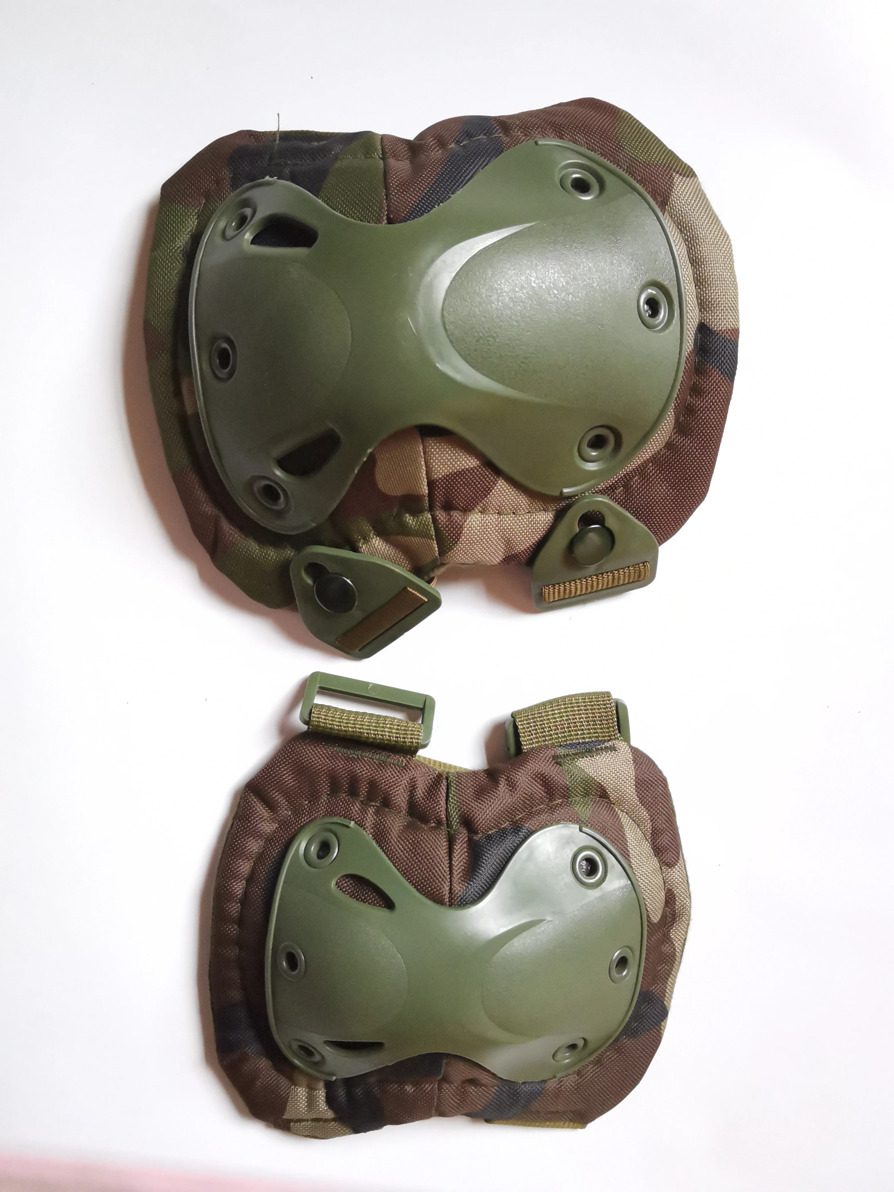 Jungle camouflage 600D waterproof and flame retardant Oxford cloth protective equipment industry and trade company directly sol