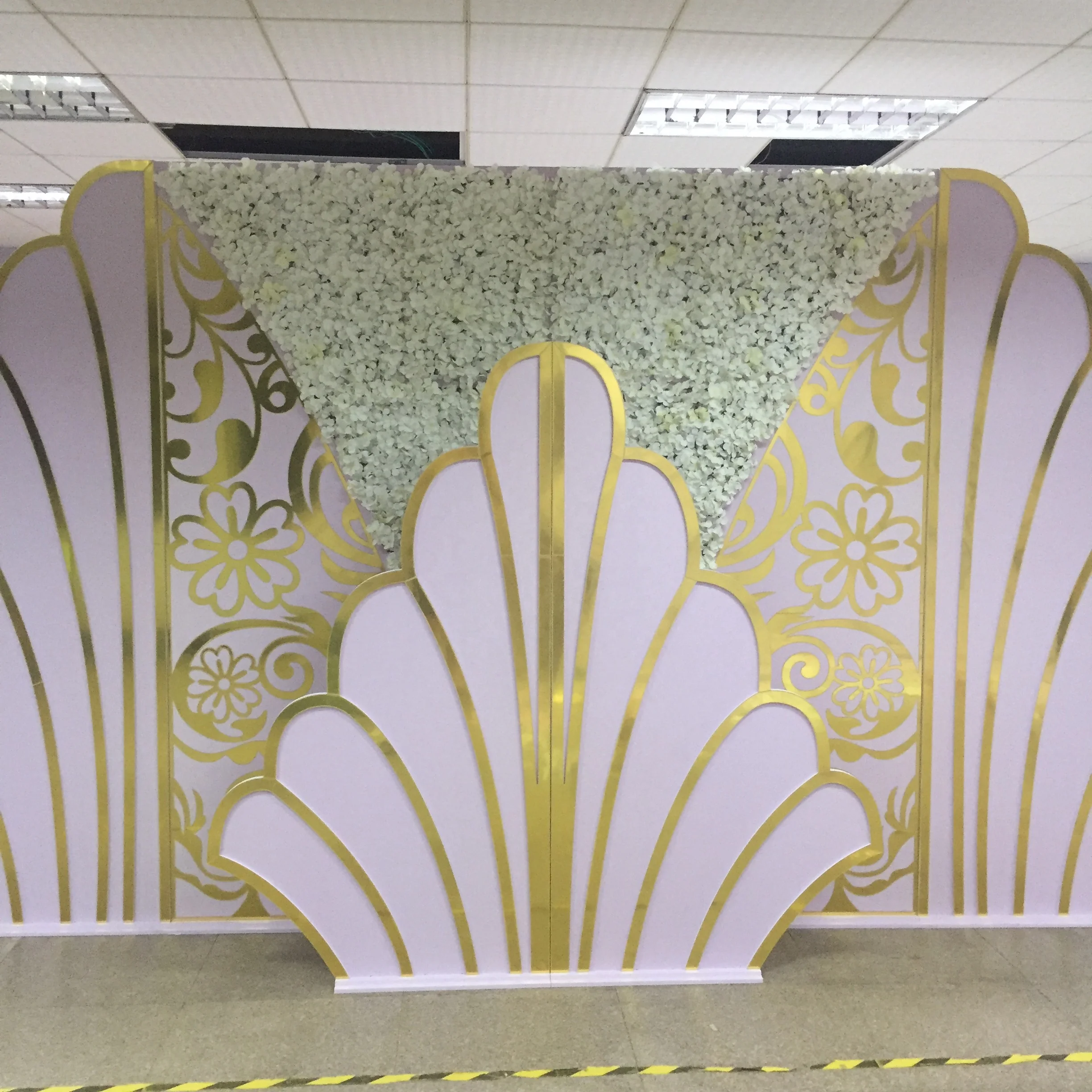 luxury Golden Acrylic Mirror Wedding Backdrop Wedding Flower Panel Wedding Arch Decor Supplier