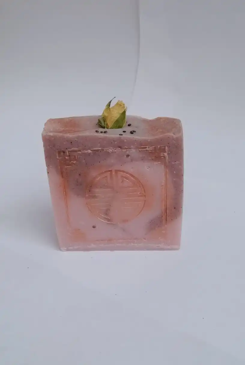 
Natural soap made by hand from olive, coconut and shea (shea) oils, with water from Lake Baikal 