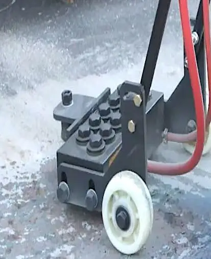 11 piston Pneumatic scaler 82 lbs 10000 BPM carbide tipped heads quickly fracture even the toughest materials Marine tools