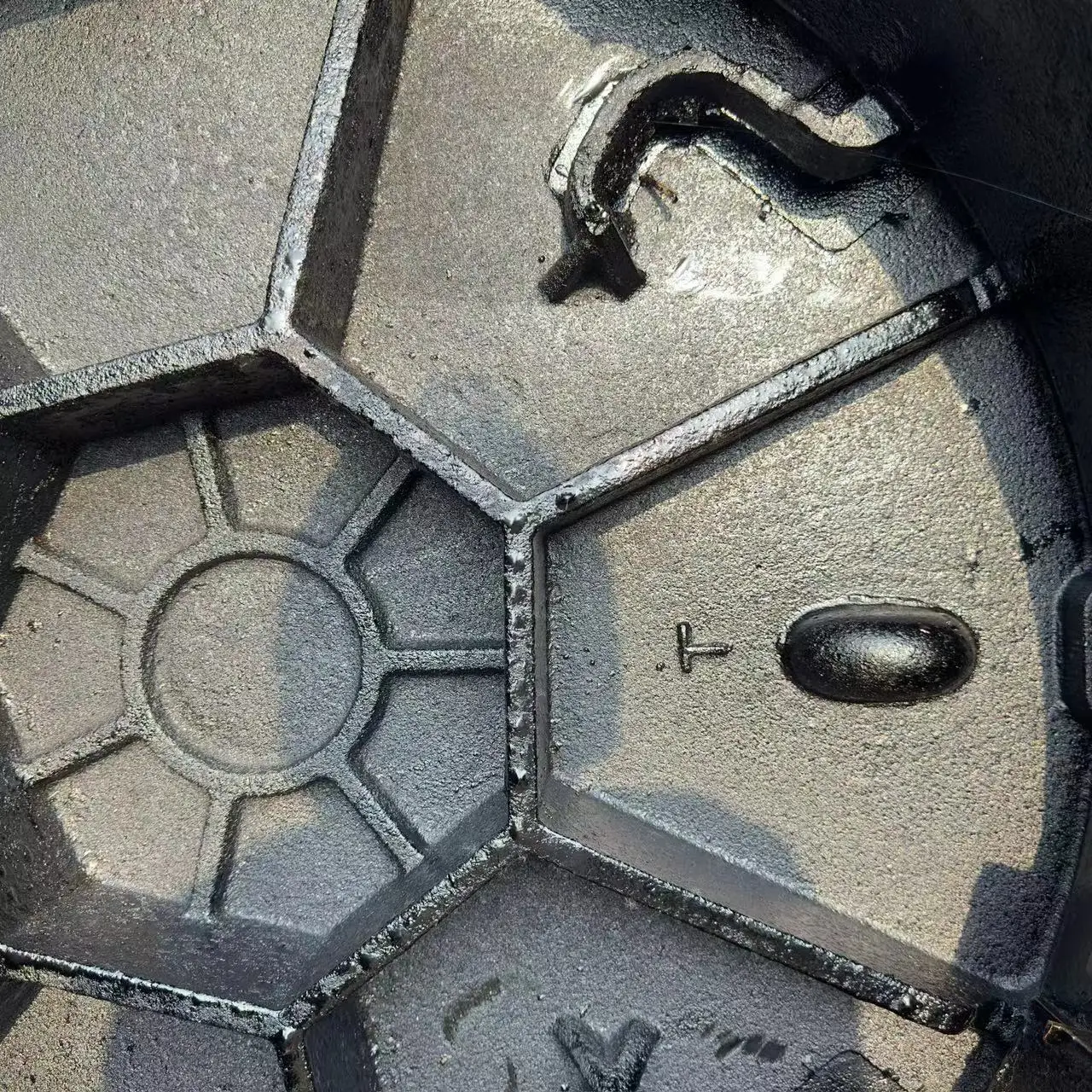 Custom supply of high quality black asphalt paint square EN124 ductile iron manhole covers