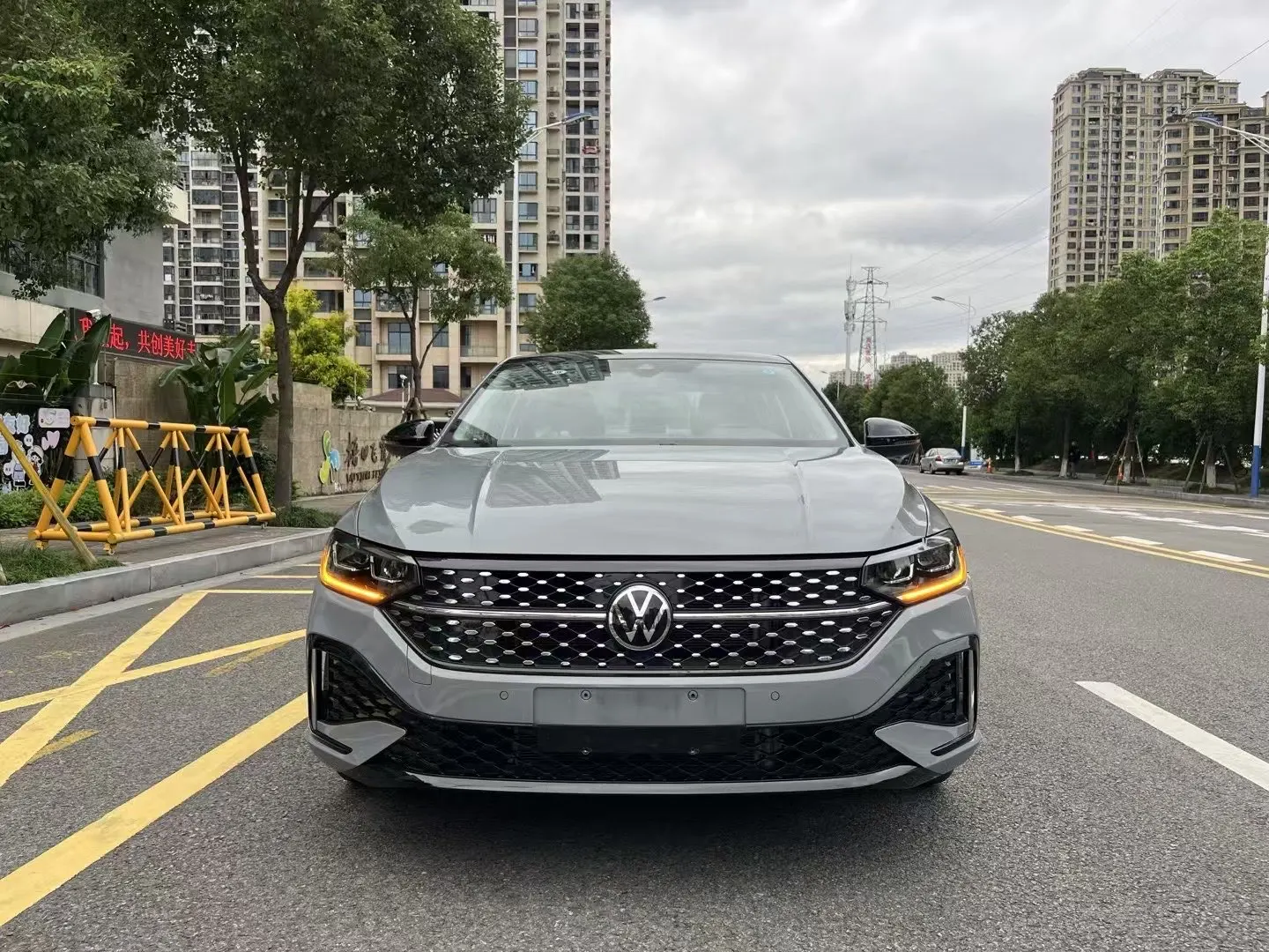 Подержанный седан аккуратно почти новый бензиновый автомобиль 2024 300tsi Dsg 4-дверный 5-местный Lhd хэтчбек Vw Lavida для Volkswagen