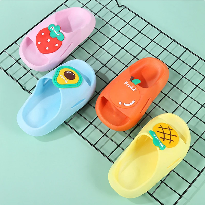 Противоскользящие детские милые Мультяшные фруктовые тапочки домашние дышащие классные из ПВХ на мягкой подошве