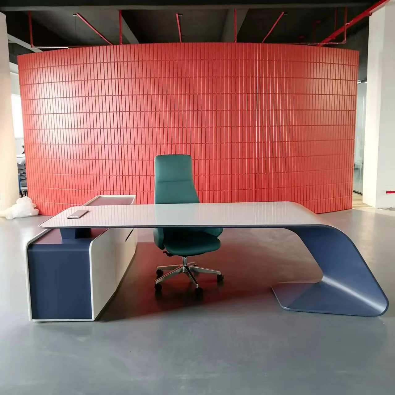 Deluxe white high gloss executive office furniture set Modern design E1 MDF board supplementary cabinet desk