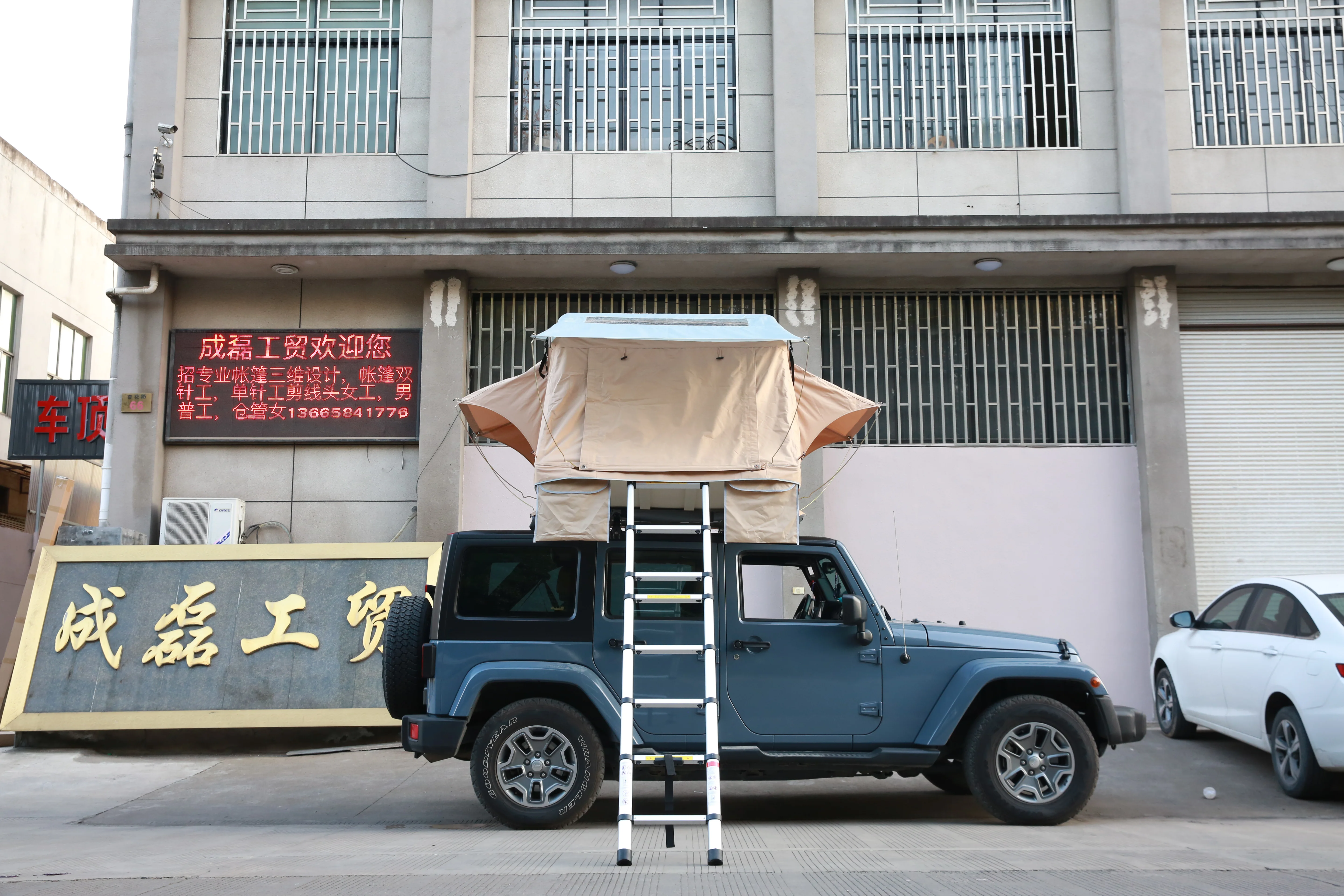 Cheapest Wholesale Waterproof Soft Shell Rooftop Tent for Outdoor Camping