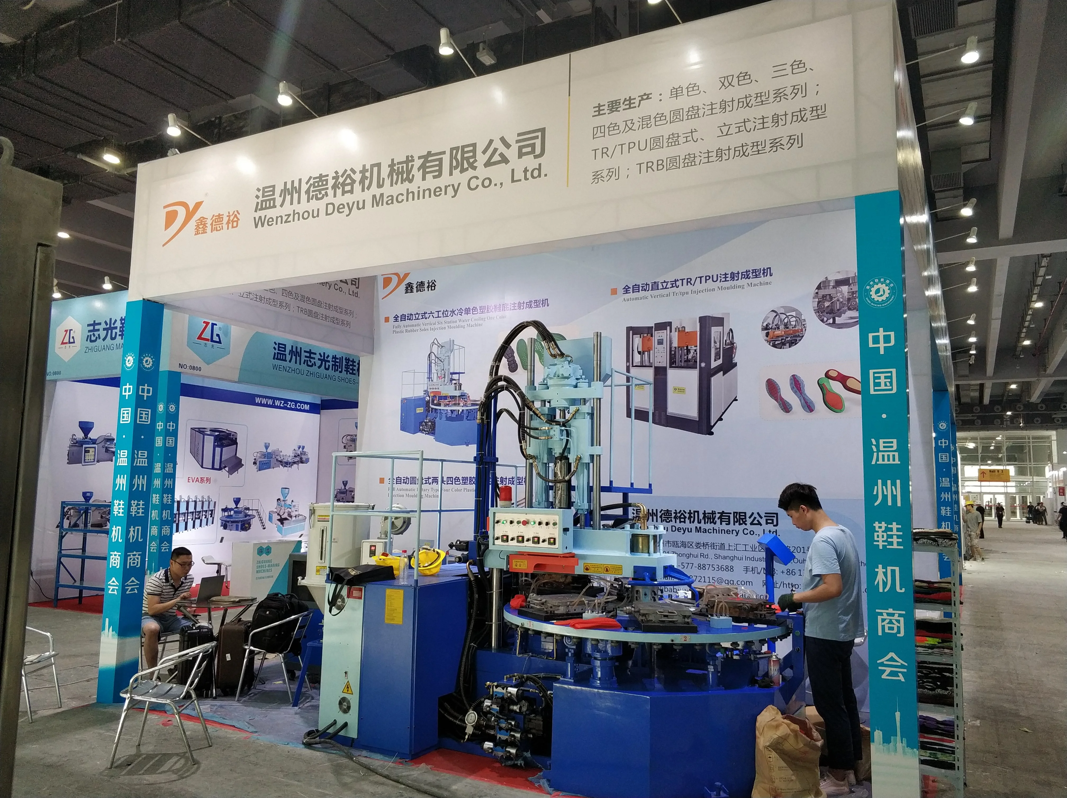 full automatic two injection head three color sole injection moulding machine