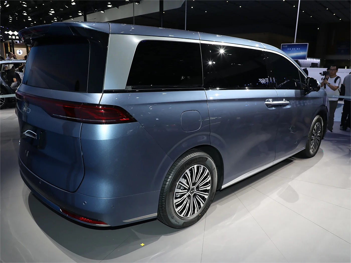 Роскошный Mpv Byd высокого уровня Denza Xia электромобиль 2024 недавно выпущенный семейный средний и большой MPV