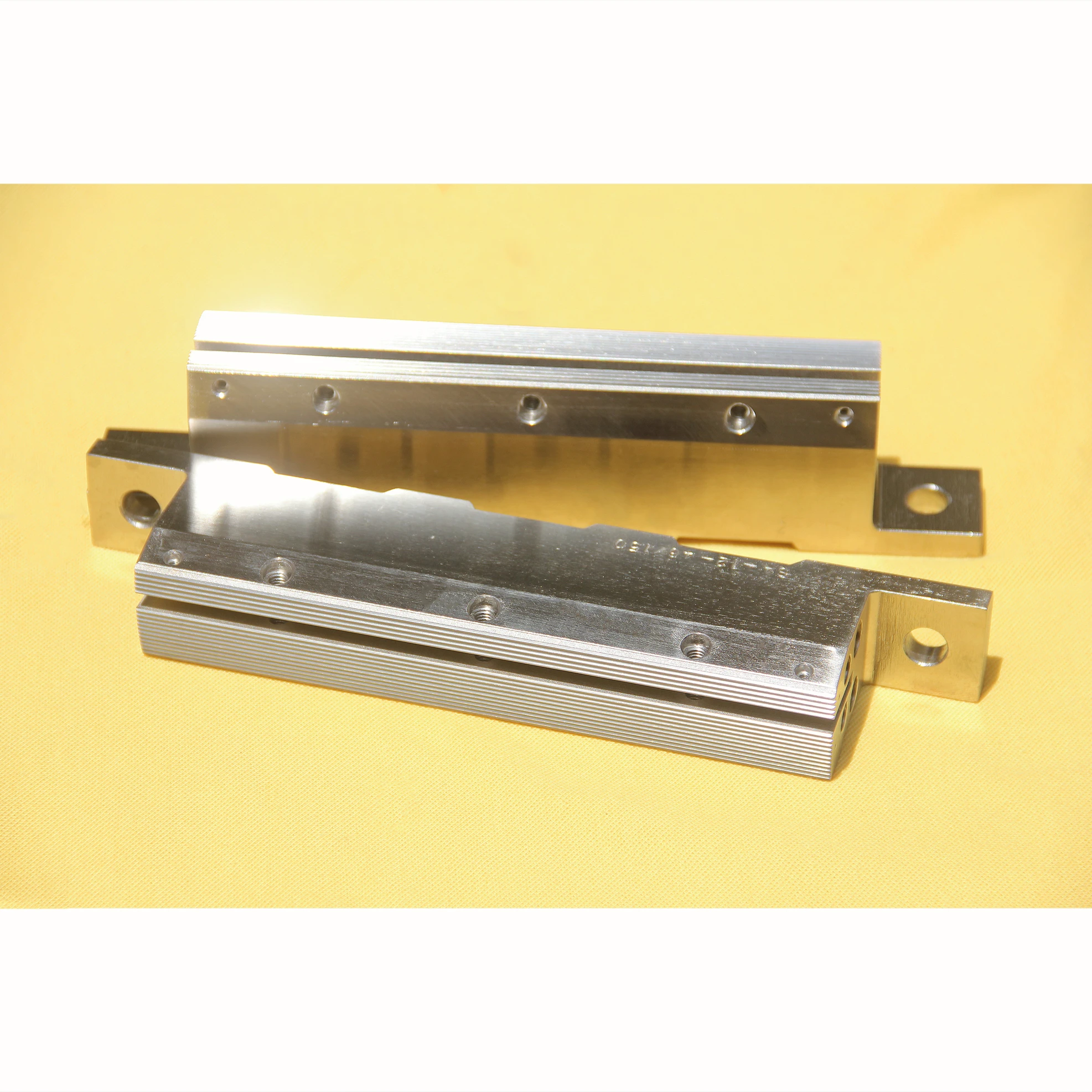 Индийская упаковочная машина для герметизации зажимов с ножом