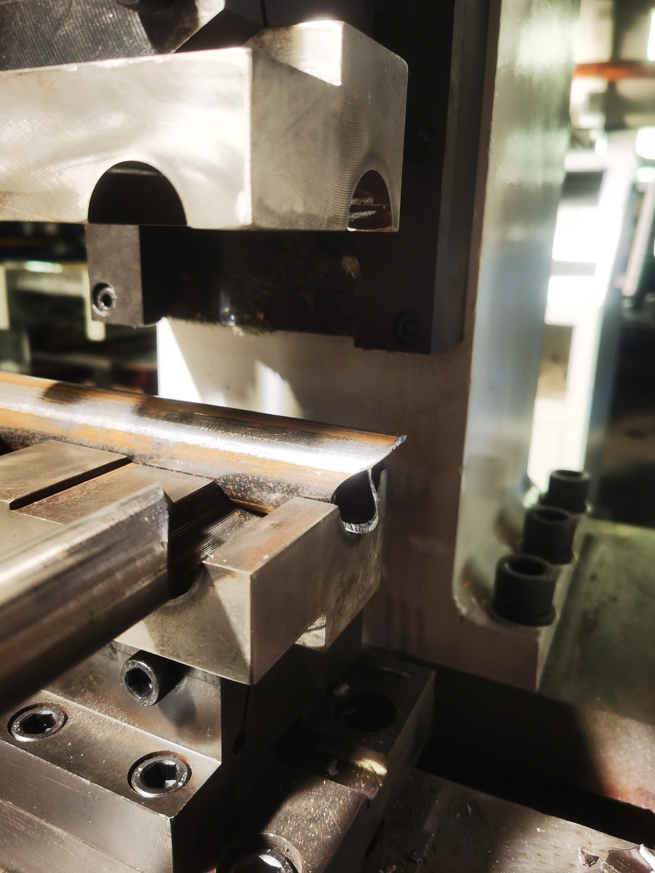 Metal Pipe and Tube Notching Machine Semi-automatic Corner Notching Machine with High Accuracy