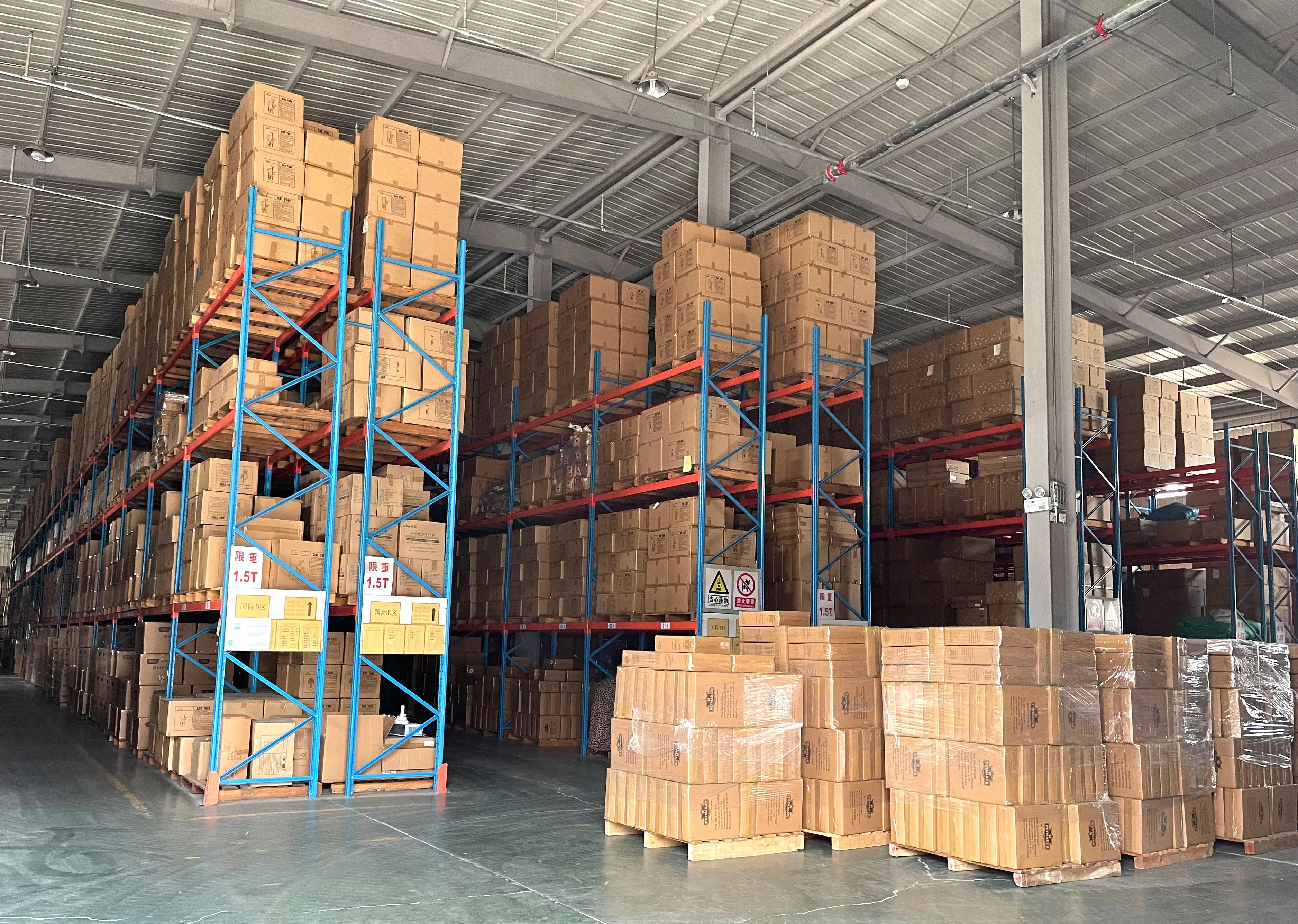 Wholesale Green Hot Palm Sisal Wooden Cat Trees Scratching Board Poles with Toy Ball Hanging Sisal Rope Cat Tree for Indoor