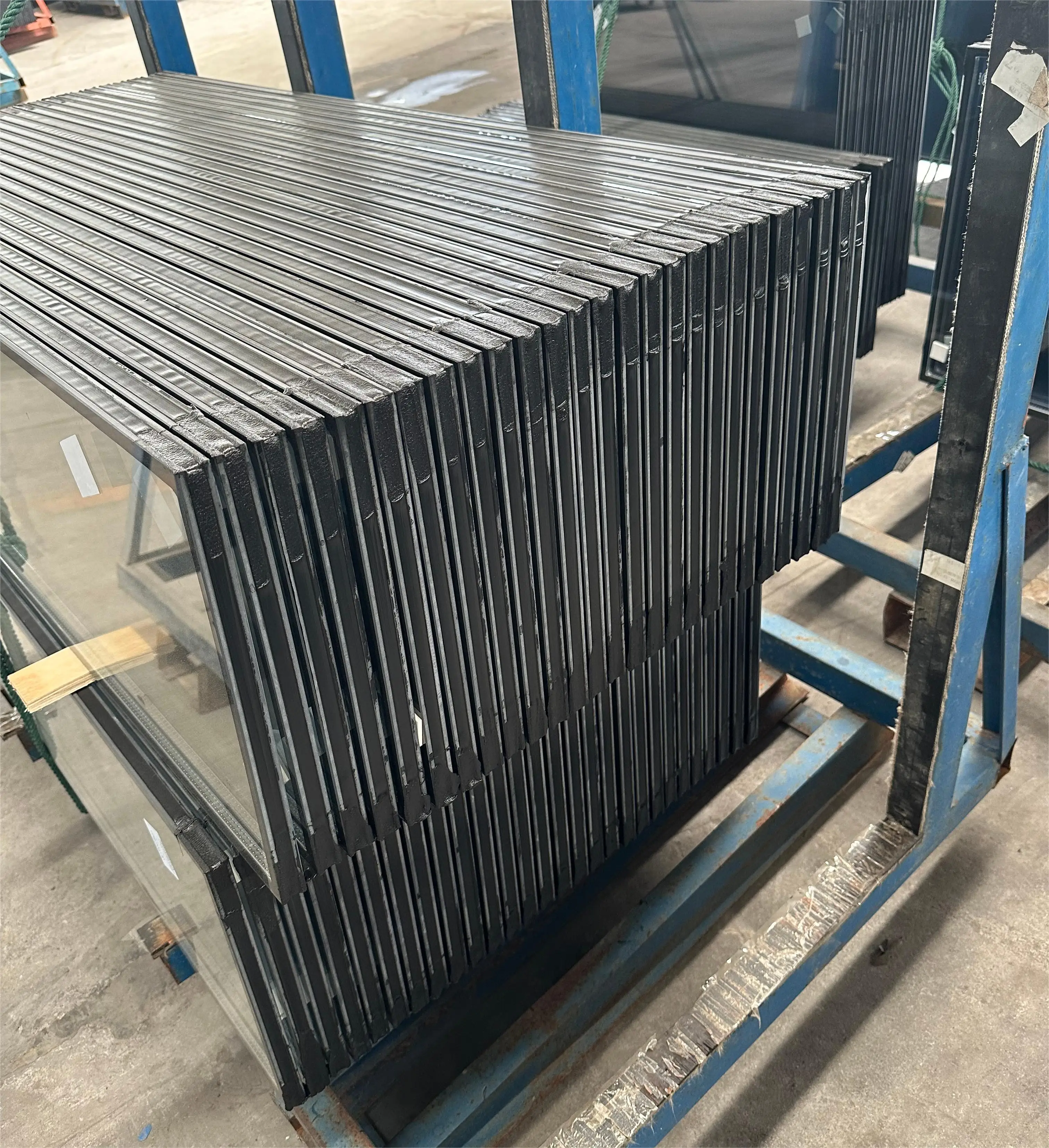 Glass workers should process  insulated glass 6mm 12A 6mm low-e coated double tempered hollow glass