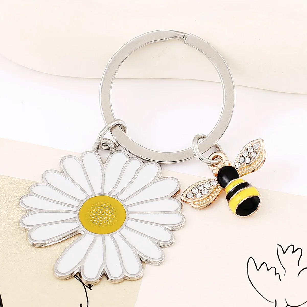 Lovely Key Bag Charms Keyring Metal Enamel Bee White Daisy Flower Keychain Accessory For Women