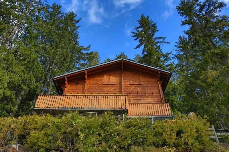 Easy assembled prefab wooden villa with balcony movable modular customized buildings house prefab modern villas for sale