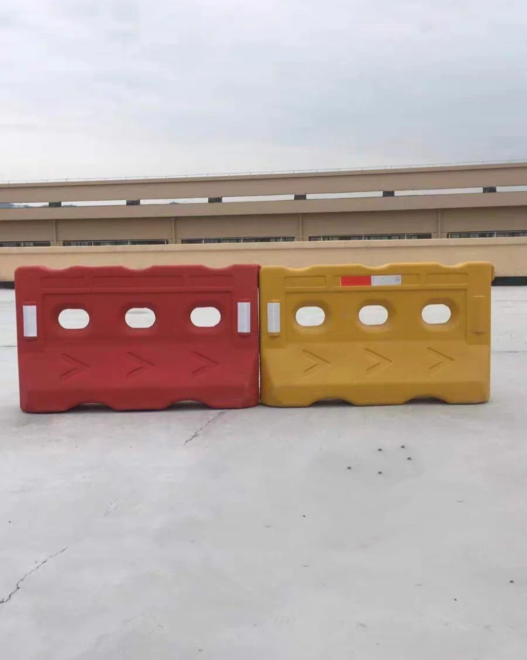 Высококачественный пластиковый дорожный барьер заполненный водой Баррикада дорожного движения безопасности