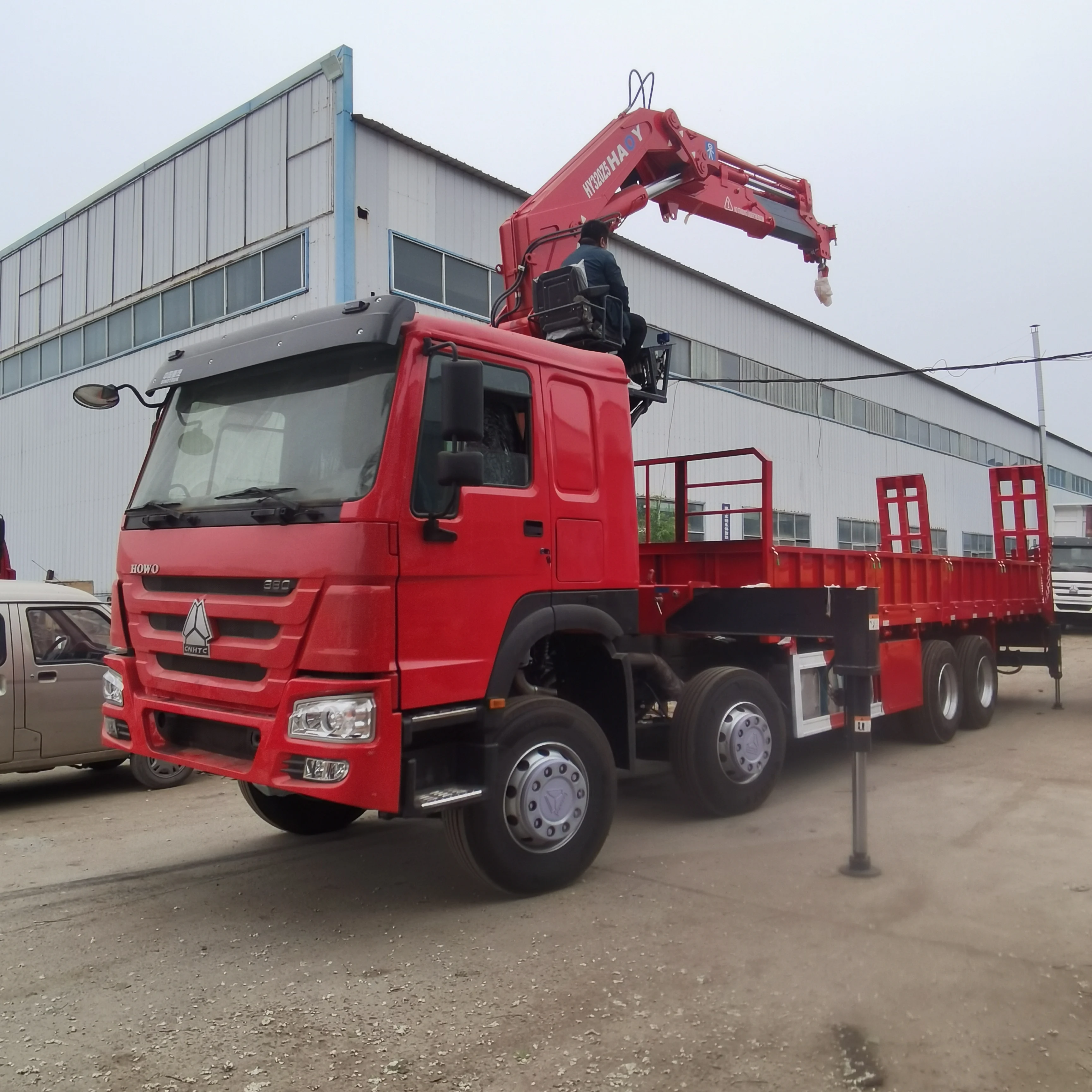 Грузовик Sinotruk HOWO с 12 тонными стреловыми кранами 5 секциями