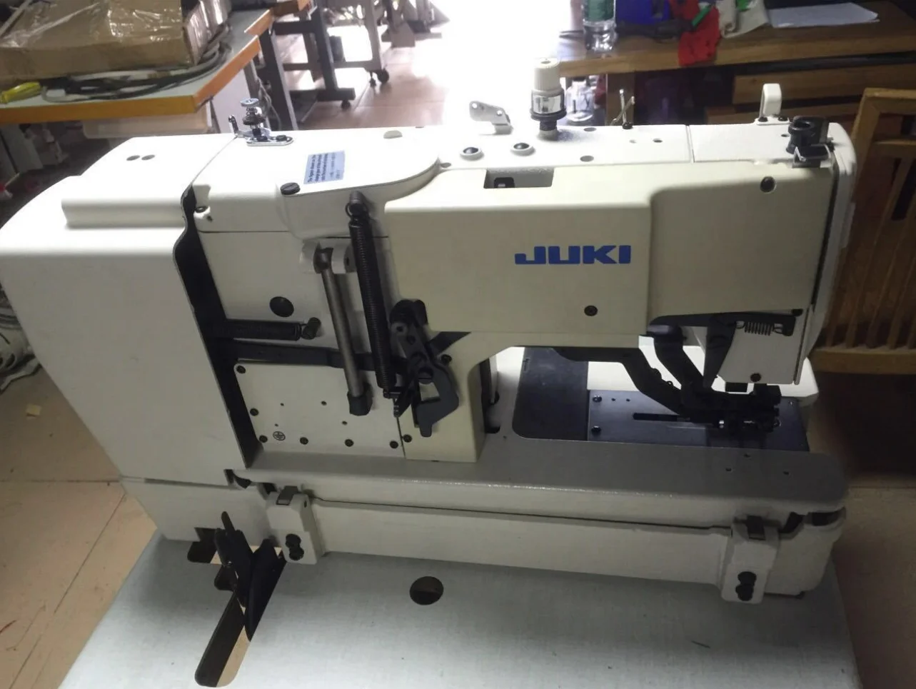 Used jukis 781 Electronic Direct Drive Lockstitch Button Holer For Knit Applications Industrial Sewing & Embroidery Machine