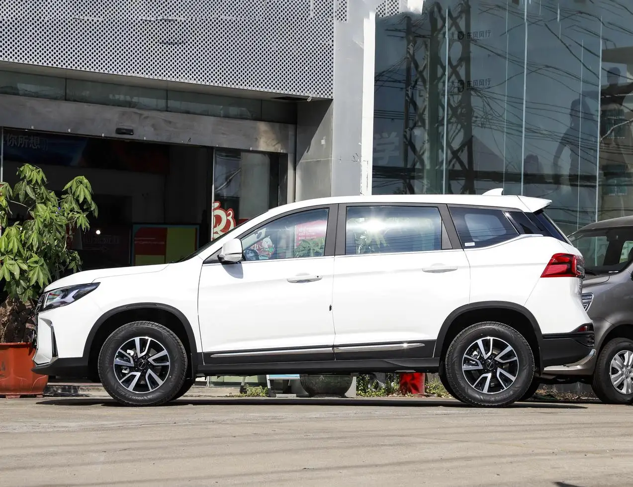 Лидер продаж Dongfeng Fengxing T5 2024 Shengshi Edition 1 6 л ручная версия поиск мечты 5 двери дюймов подруливающий автомобиль с левым рулевым управлением
