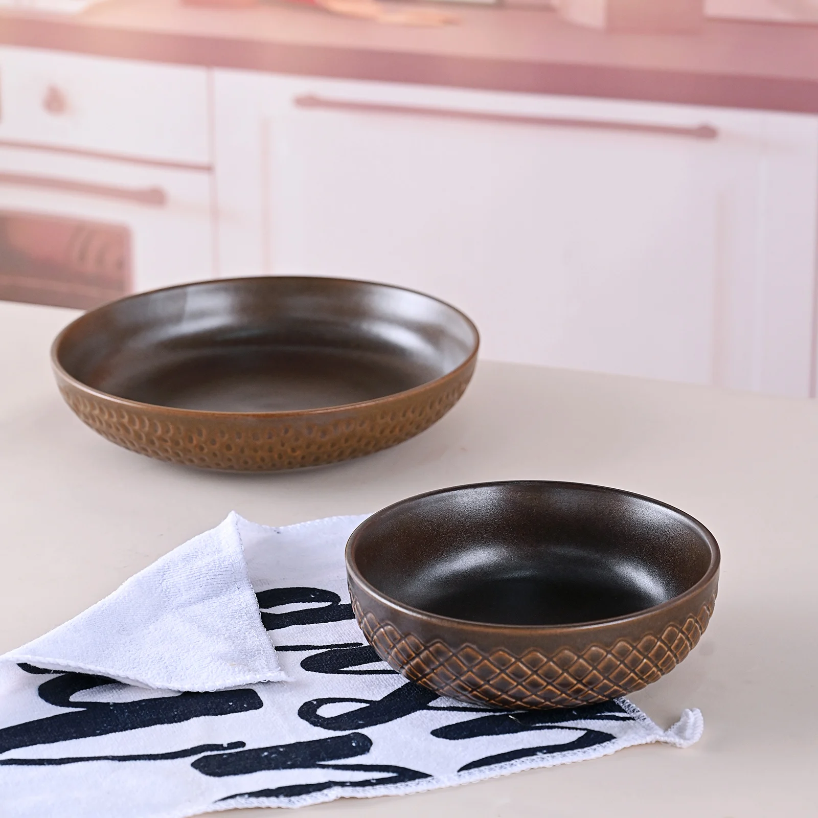 Matte Debossed Round Meteor Crater Design Lunar Surface Effect Reactive Metal Copper Hotel Dinner Plate Restaurant Dessert Plate