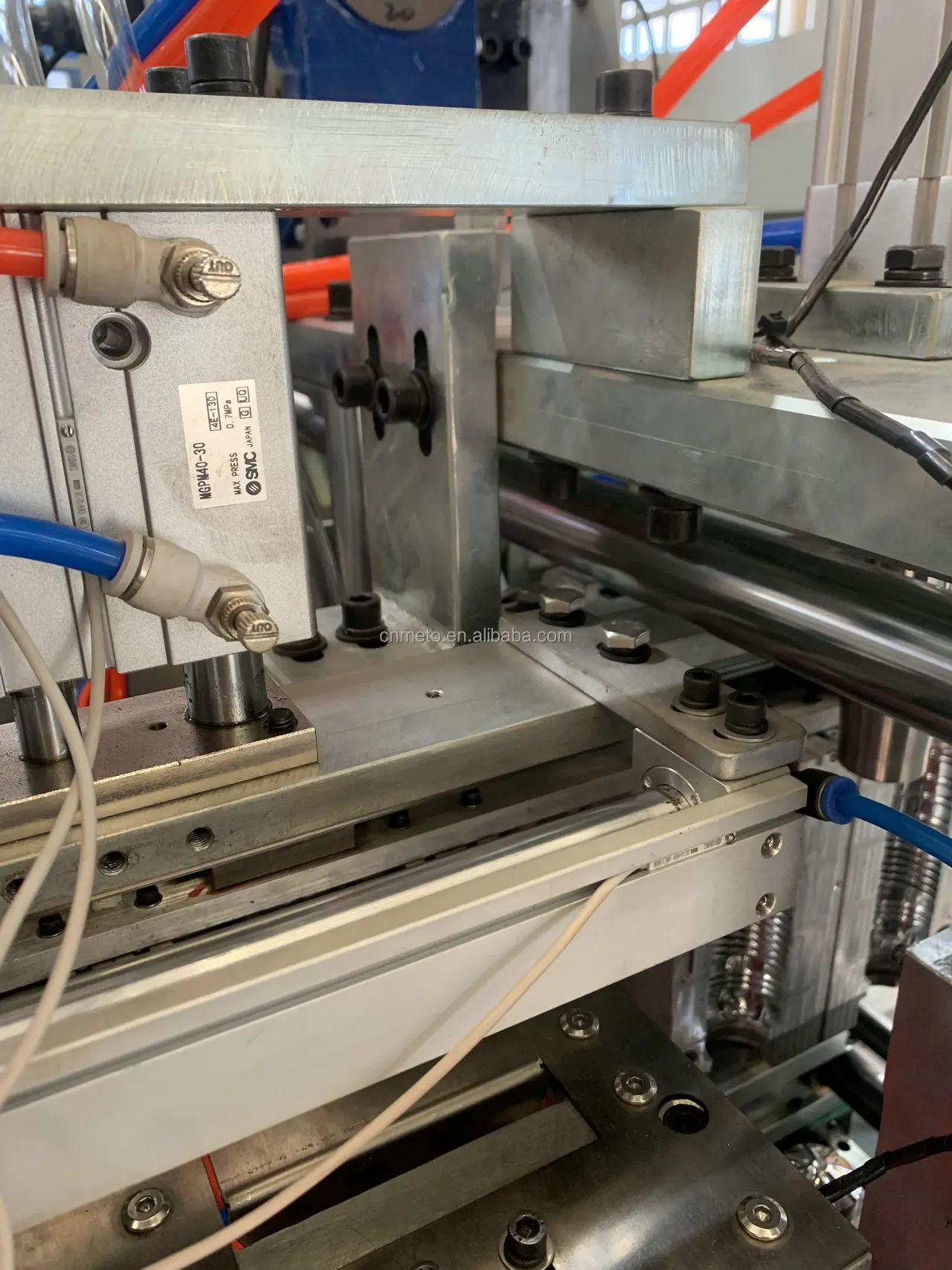 Fully Automatic PET Bottle Making Machine 2 Cavity Beverage Bottle Stretch Blow Moulding Machine with PLC Pump Motor Low Cost